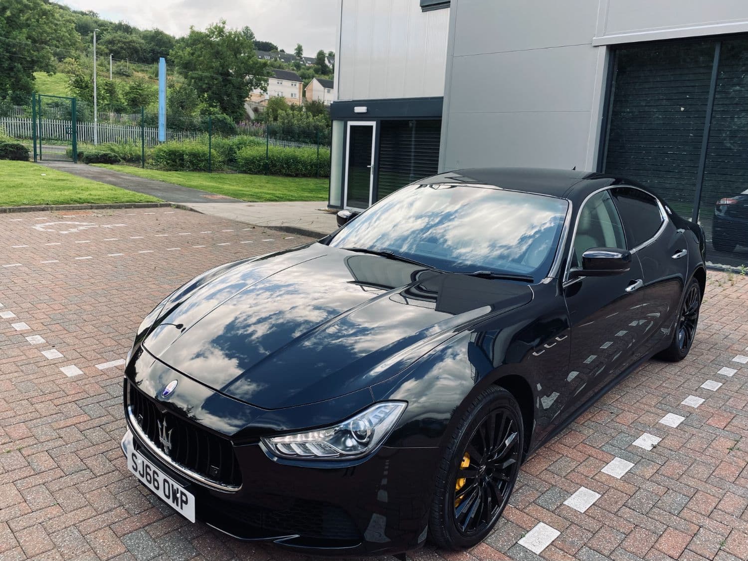 Maserati Ghibli - image 1 of 47