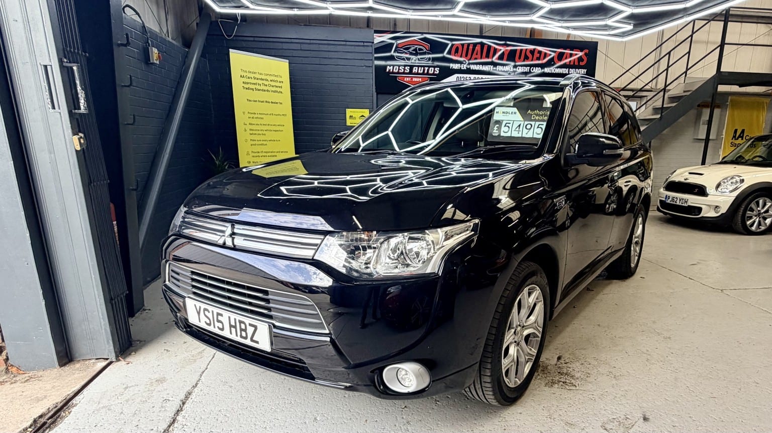 MITSUBISHI OUTLANDER - image 1 of 27