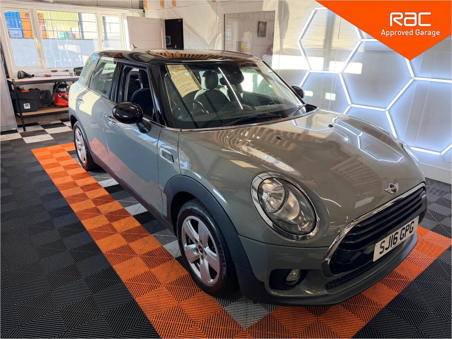 MINI Clubman - image 1 of 43