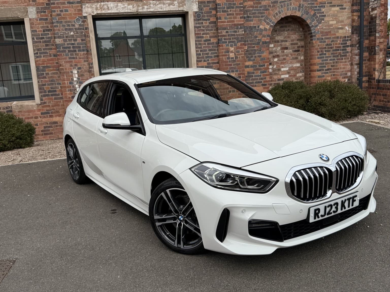 BMW 1 Series - image 1 of 21