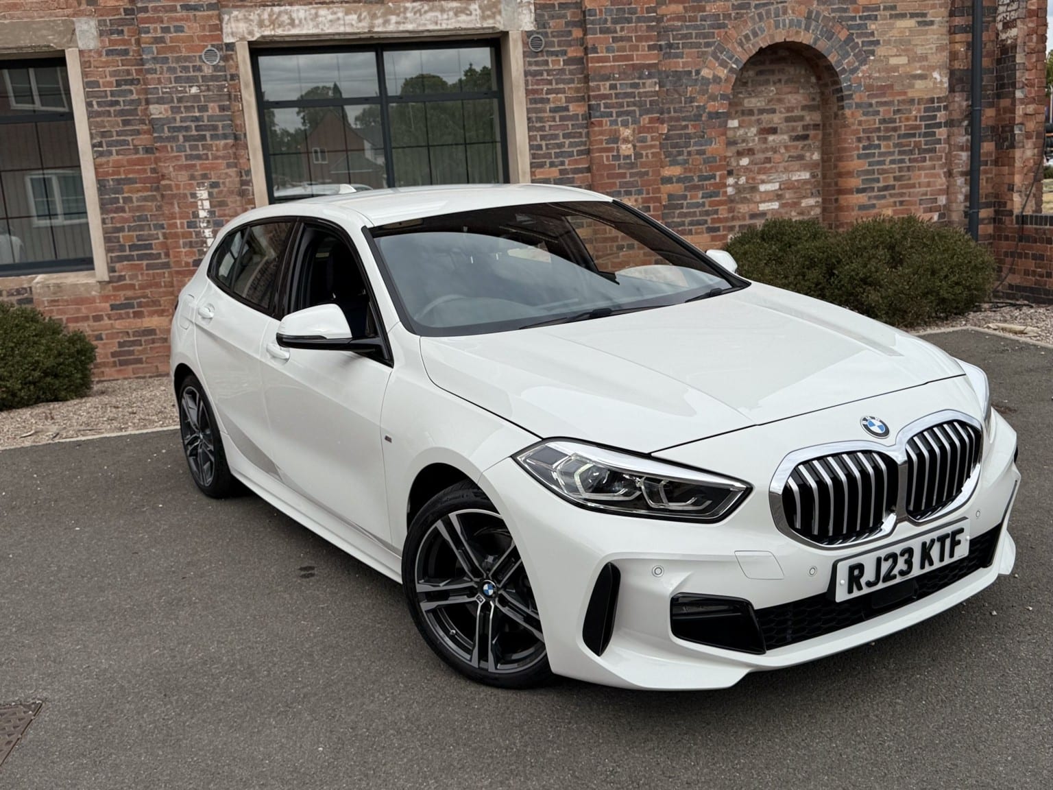 BMW 1 Series - image 1 of 21