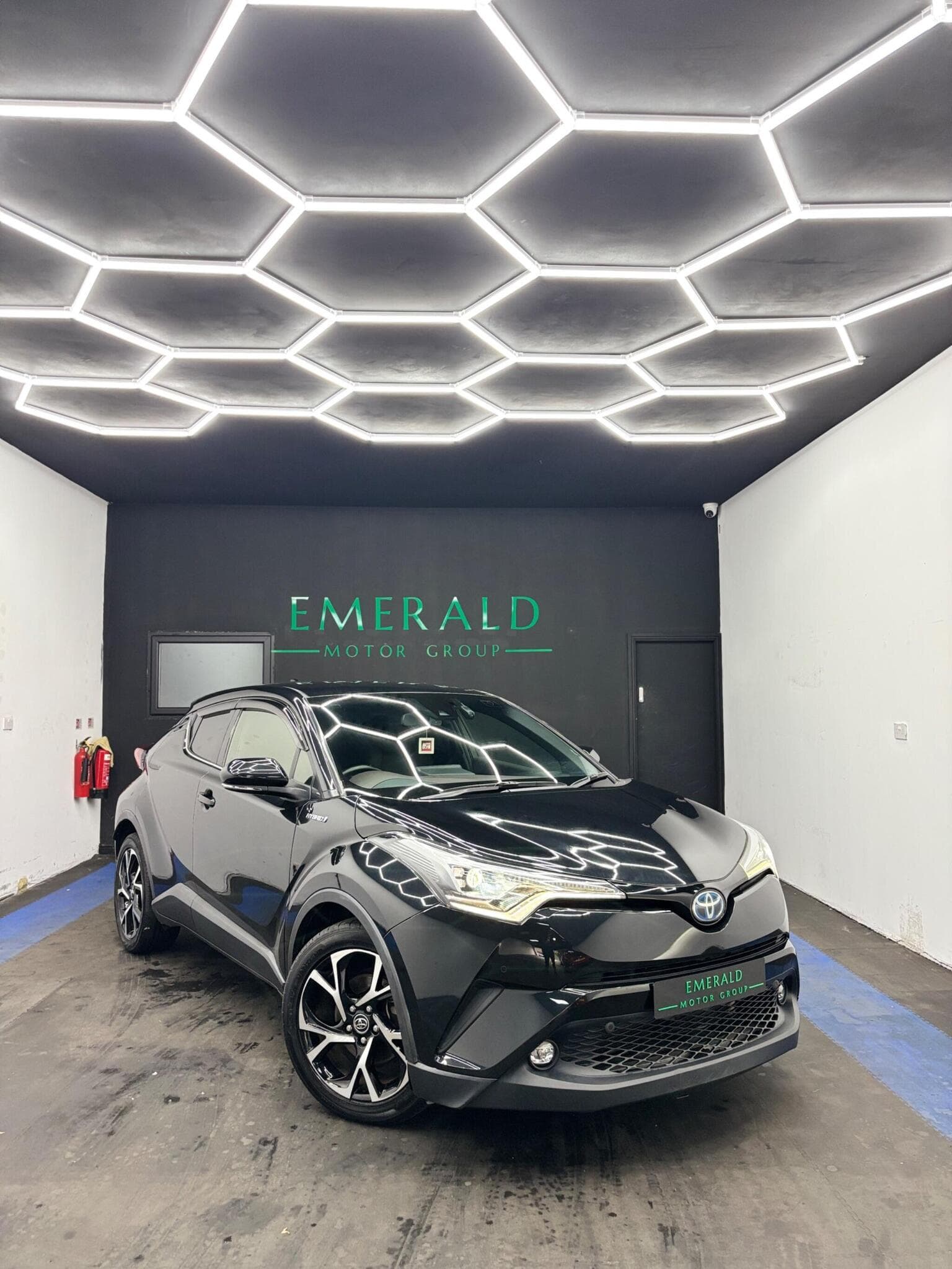 Toyota C-HR - image 1 of 6