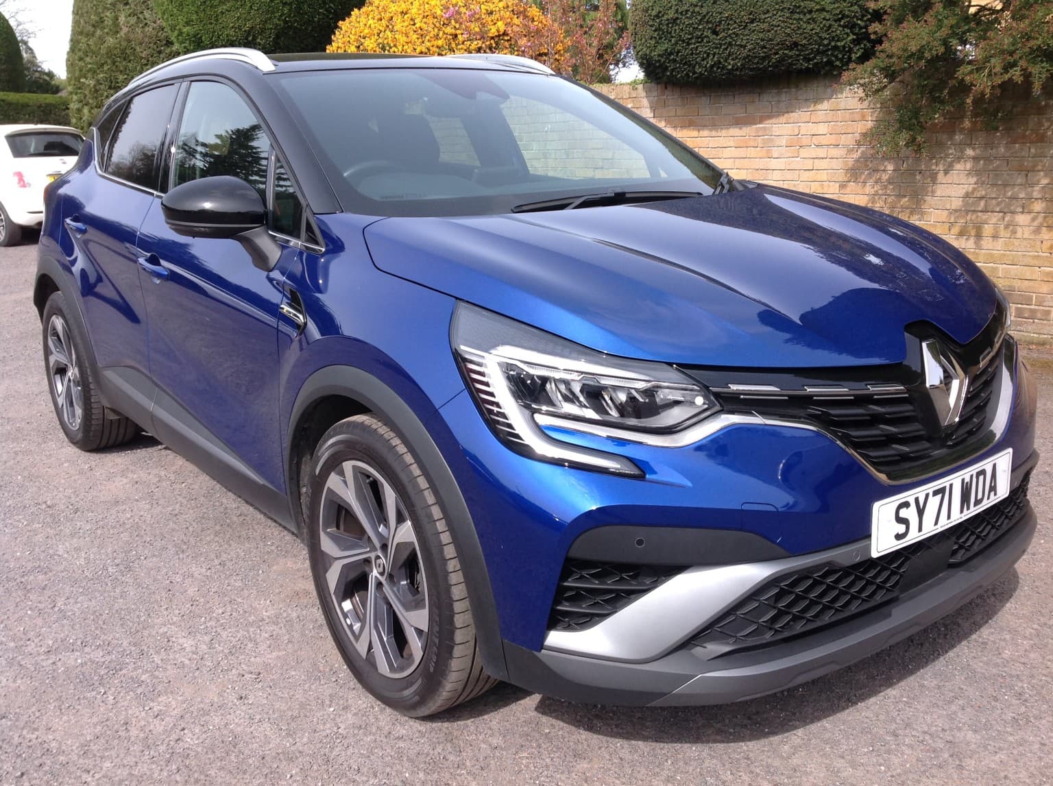 Renault Captur - image 1 of 17