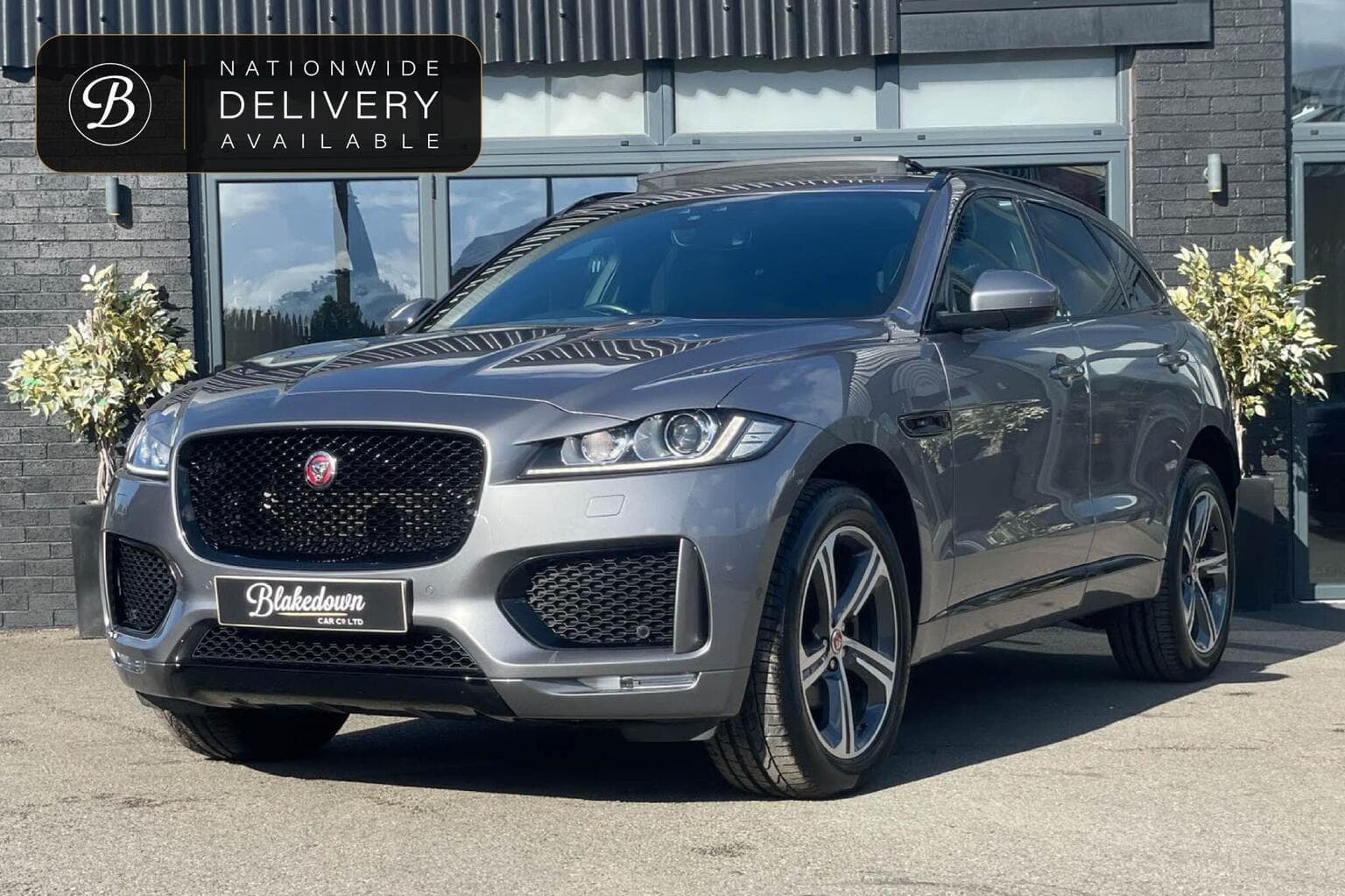 Jaguar F-Pace - image 1 of 31