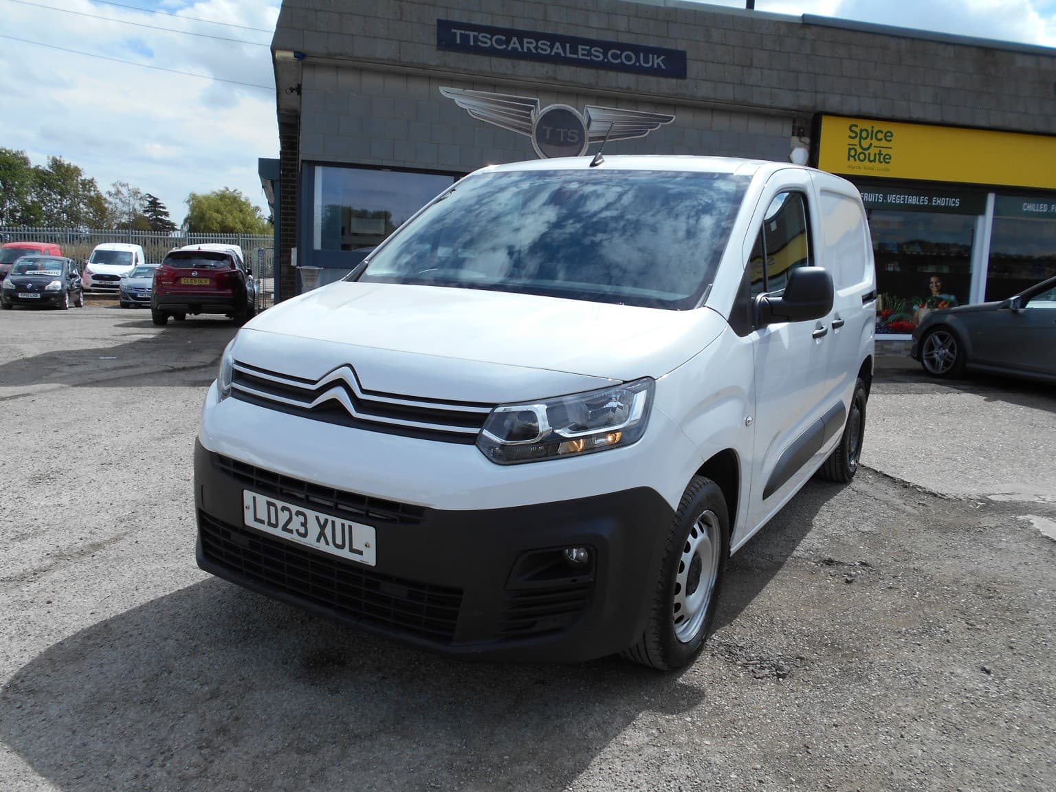 Citroen Berlingo - image 1 of 21