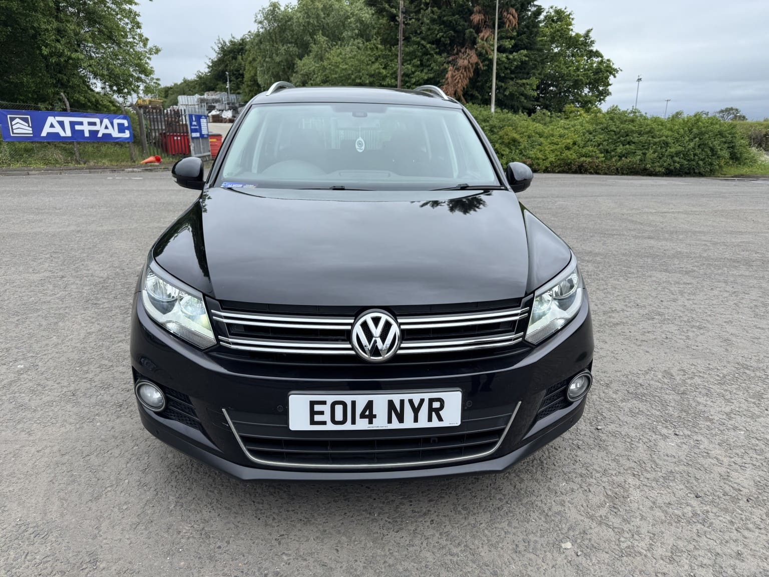 Volkswagen Tiguan - image 1 of 37