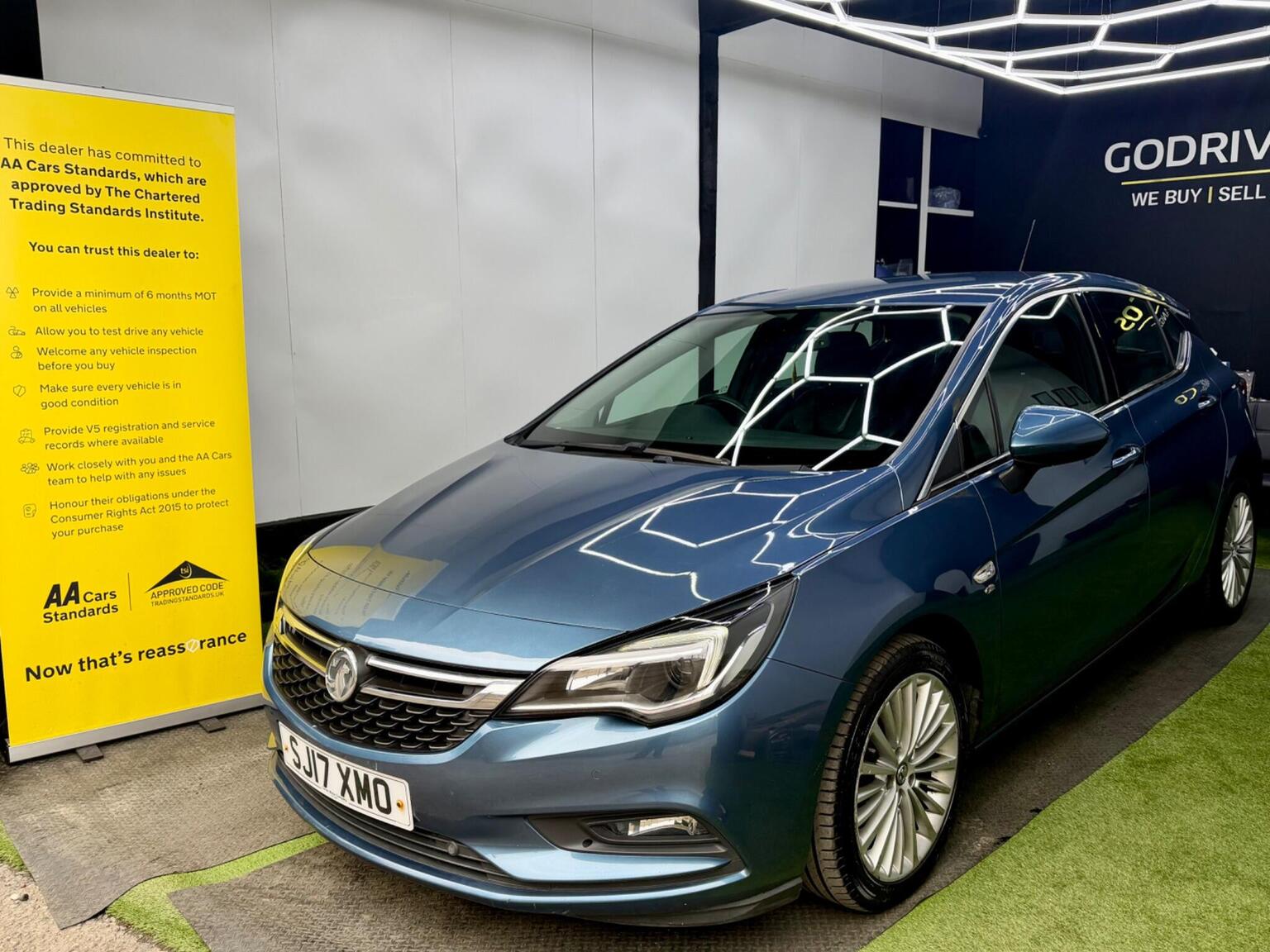 Vauxhall Astra - image 1 of 47
