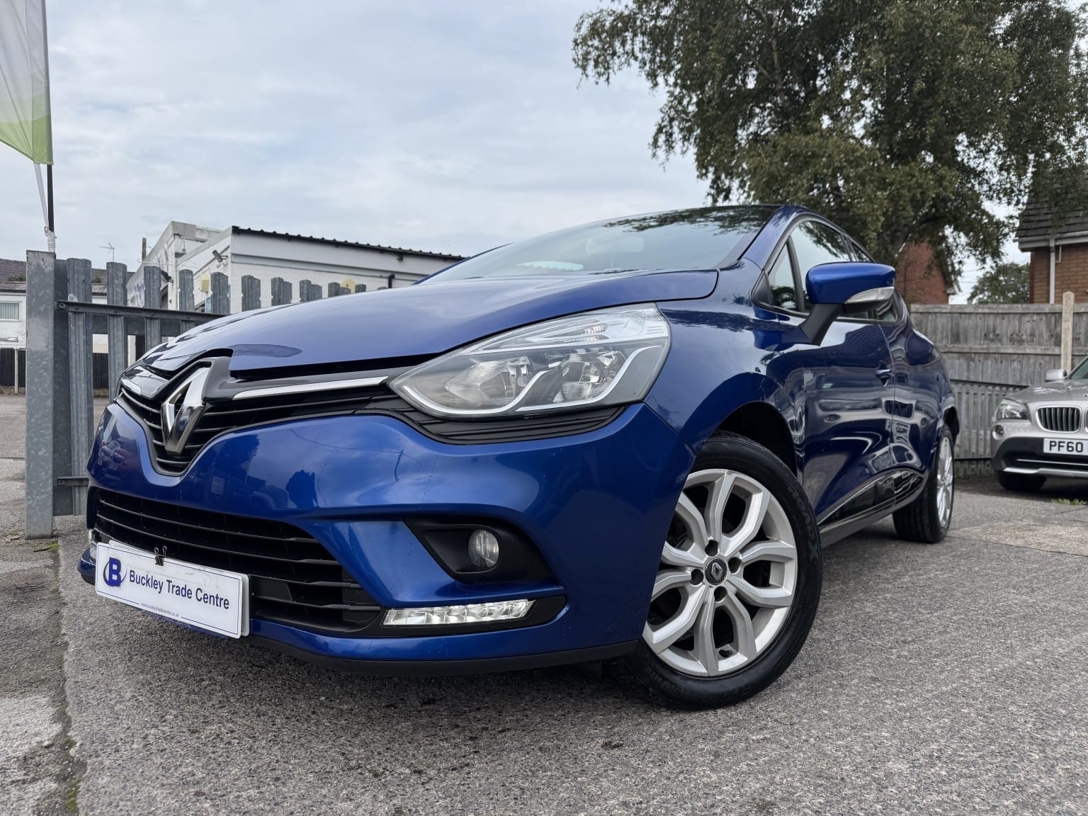 Renault Clio - image 1 of 38