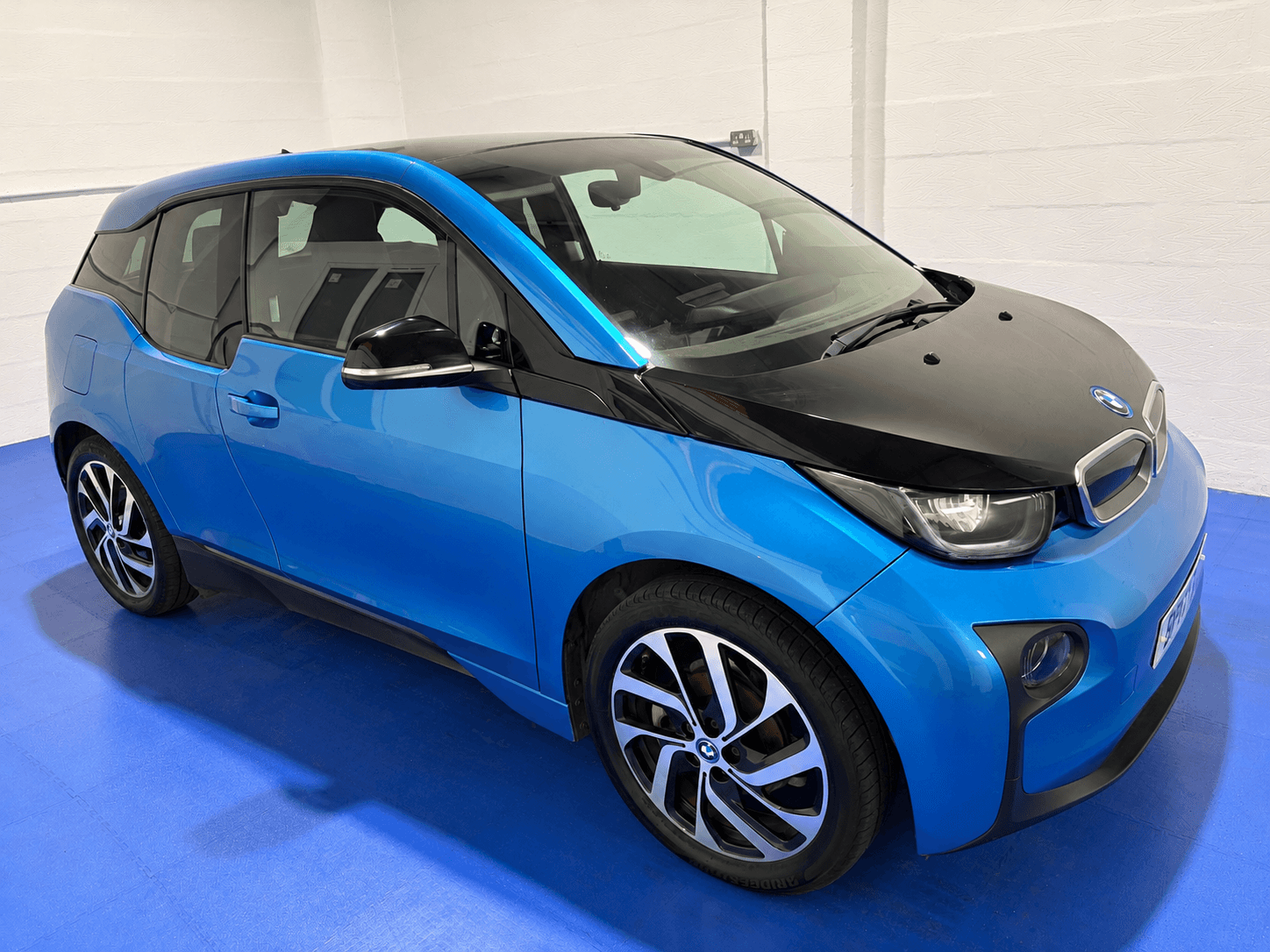 BMW i3 - image 1 of 15
