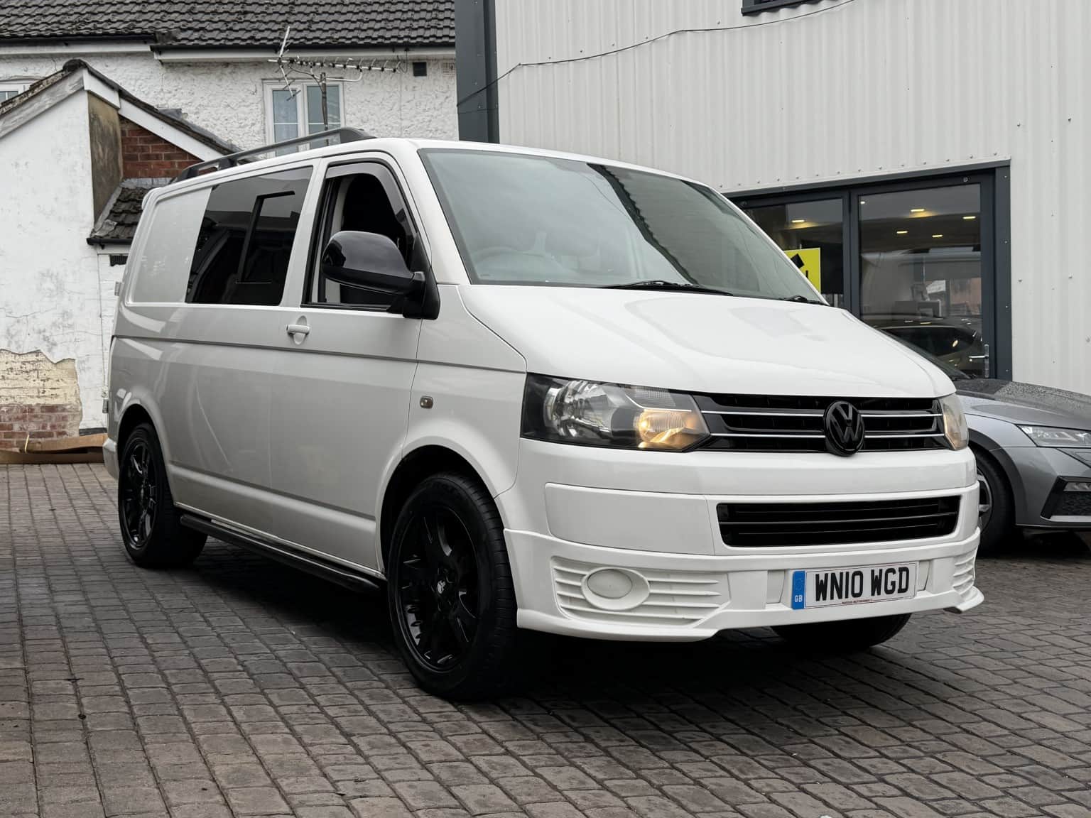 Volkswagen Transporter - image 1 of 34