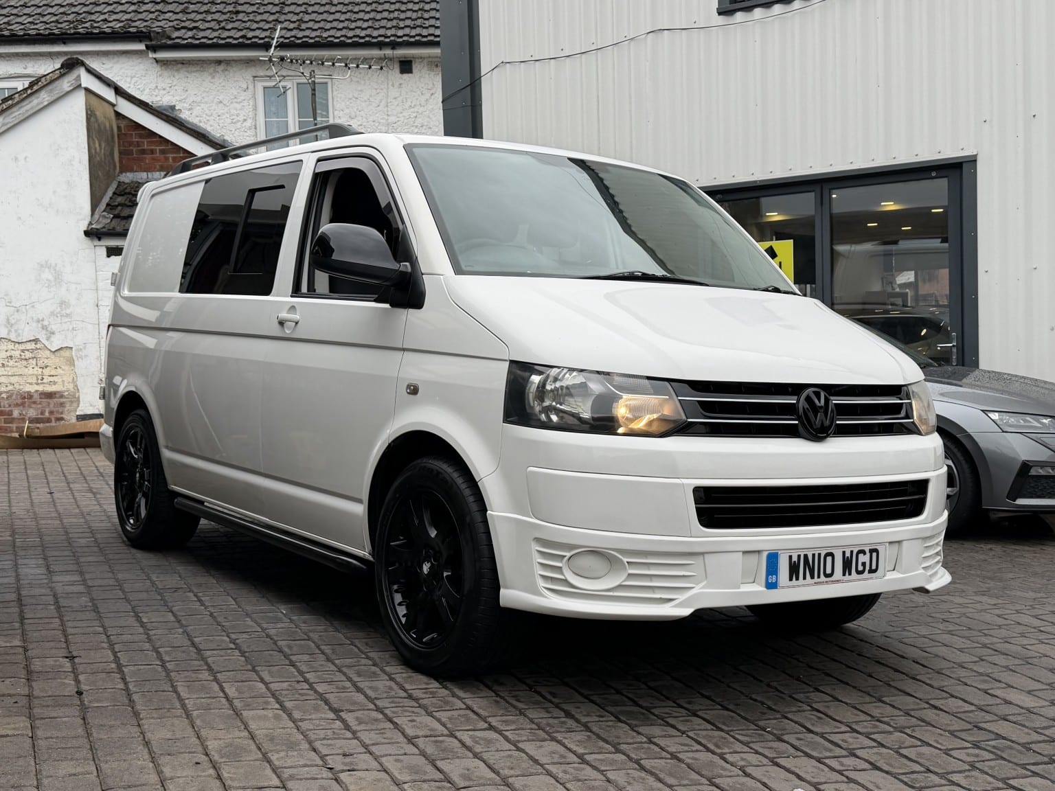 Volkswagen Transporter - image 1 of 34