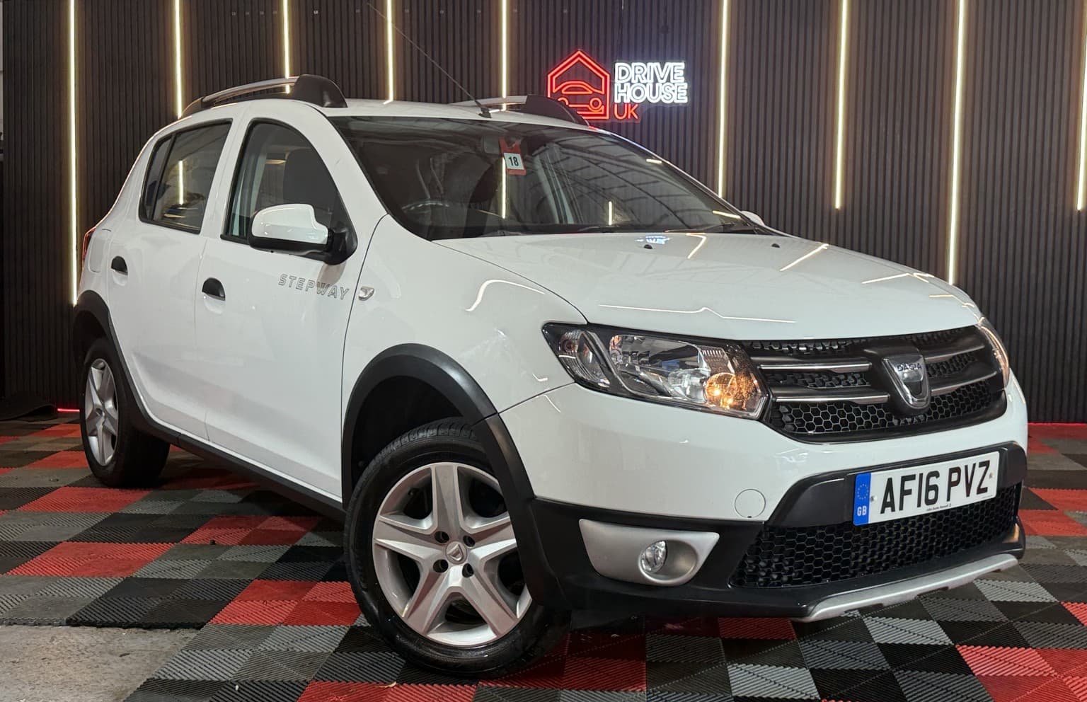 Dacia Sandero Stepway - image 1 of 28