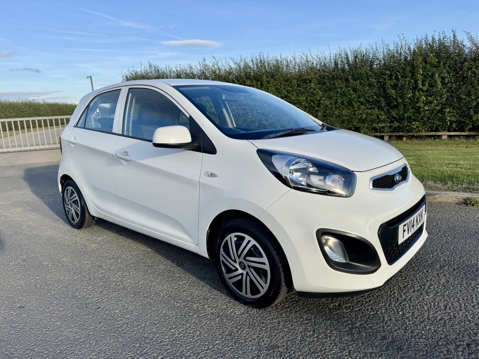 Kia Picanto - image 1 of 43