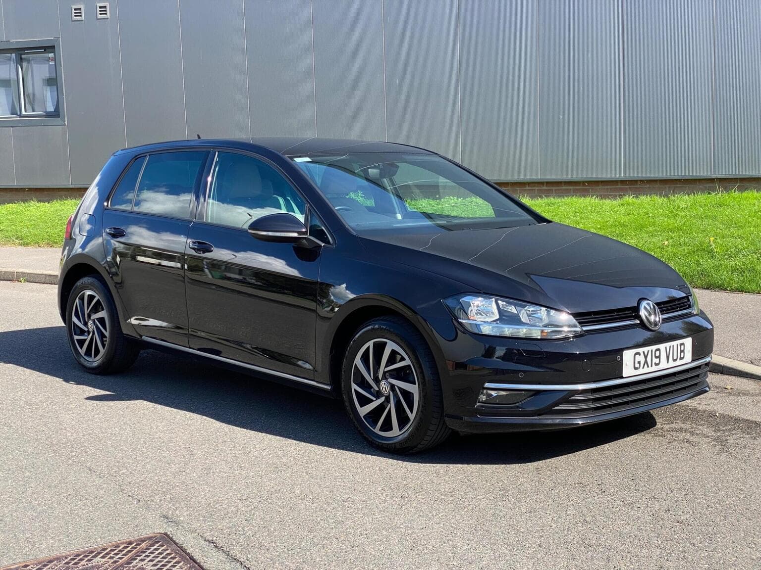 Volkswagen Golf - image 1 of 6