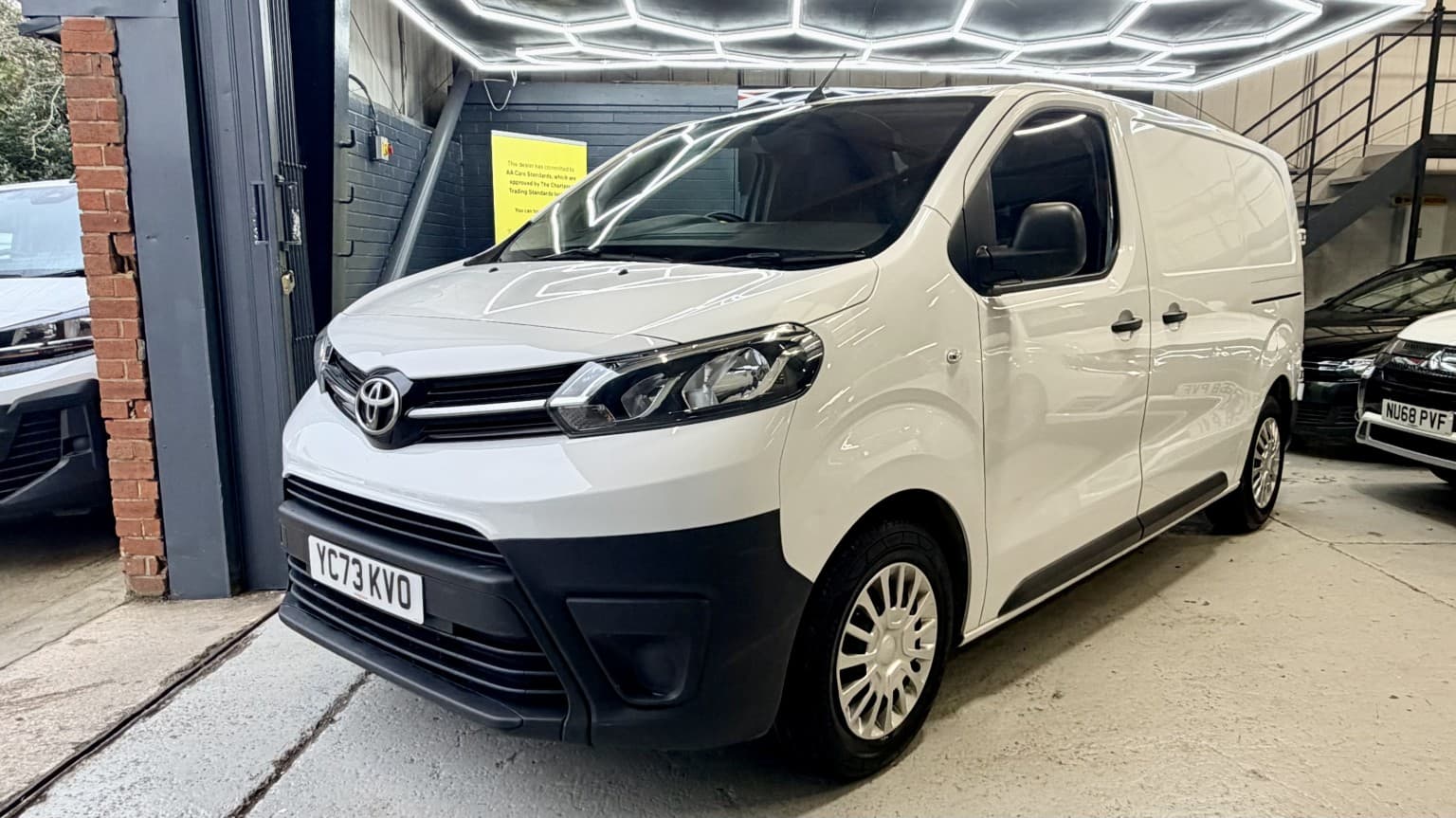 Toyota Proace - image 1 of 25