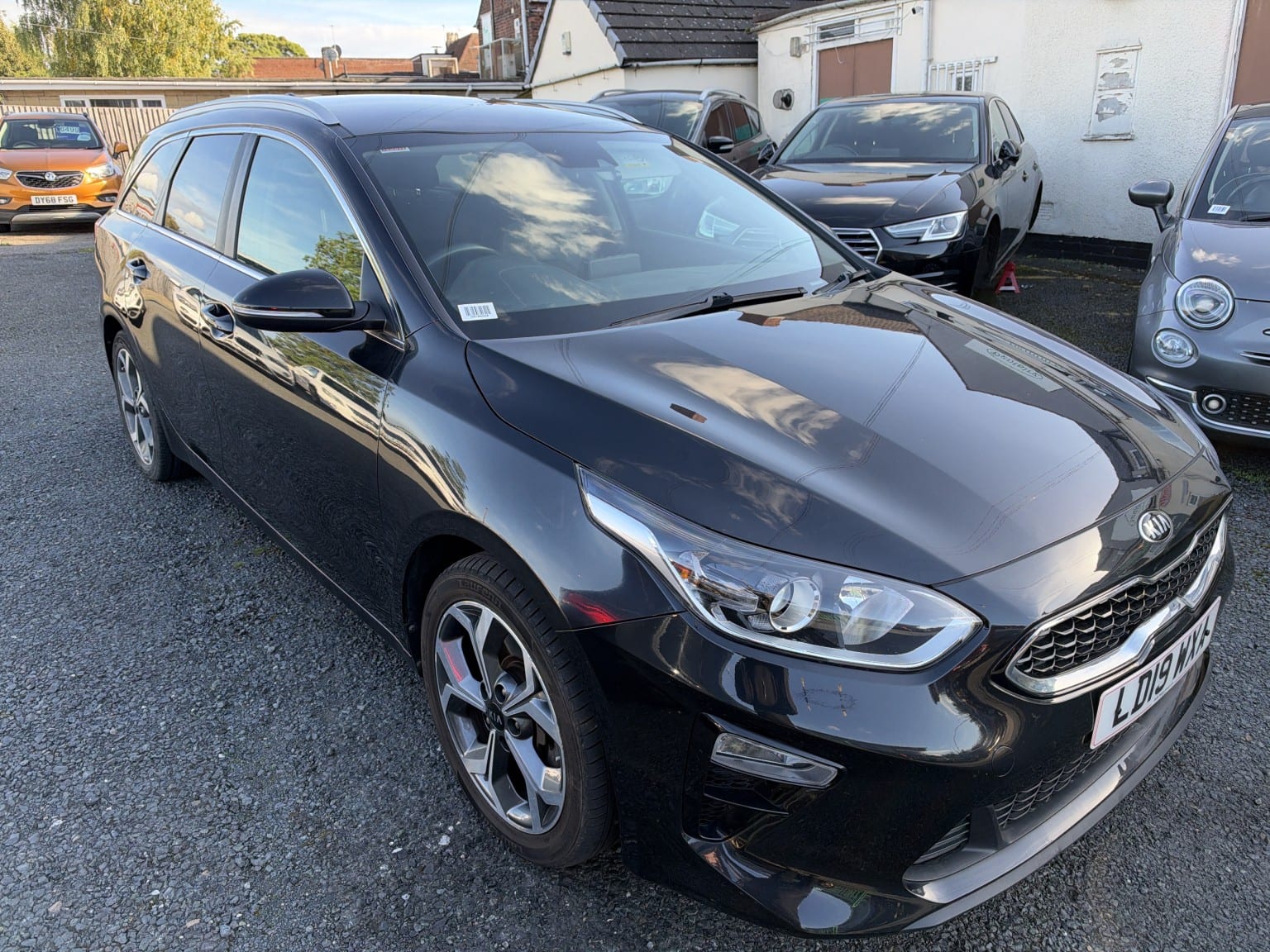 Kia Ceed - image 1 of 6