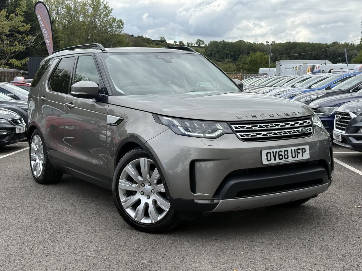 Land Rover Discovery - image 1 of 70