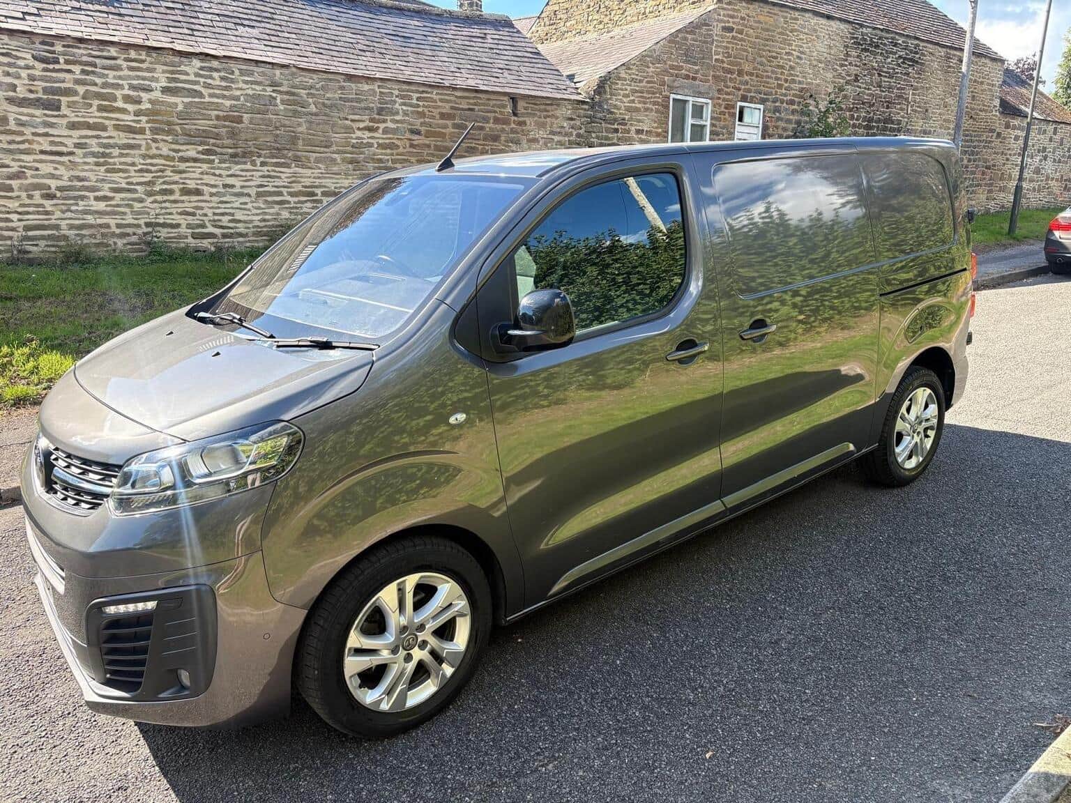 Vauxhall Vivaro - image 1 of 12