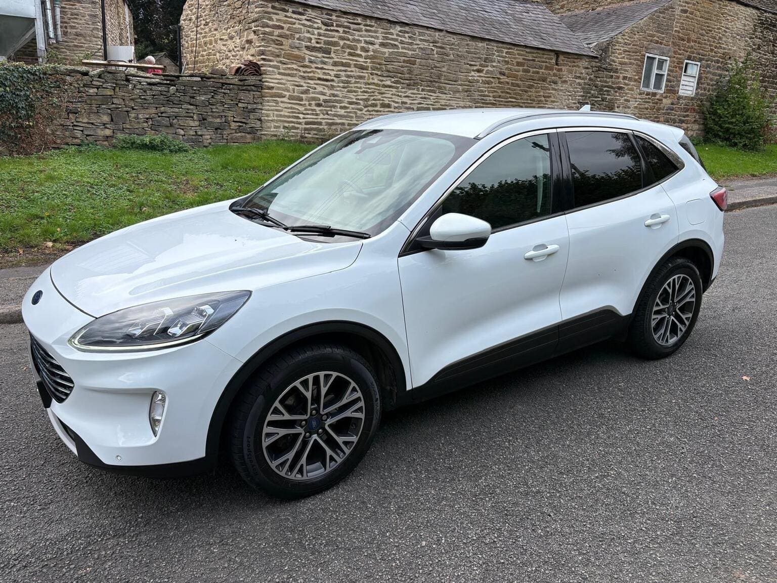 Ford Kuga - image 1 of 6