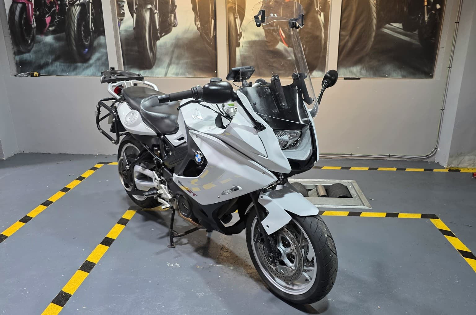 BMW F 800 GT - image 1 of 30