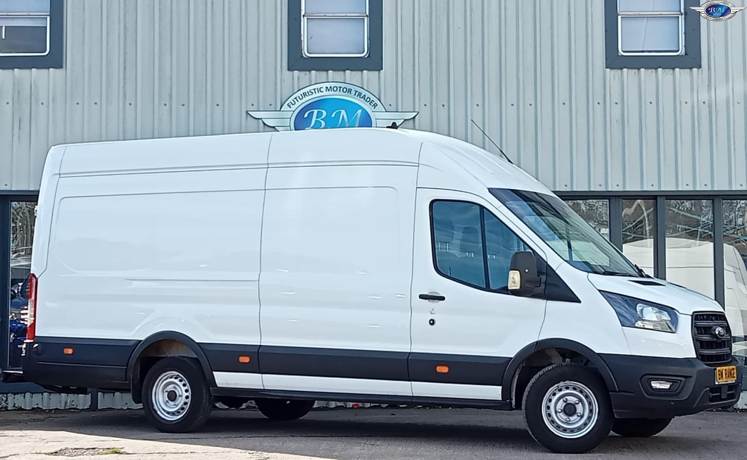 Ford Transit - image 1 of 22