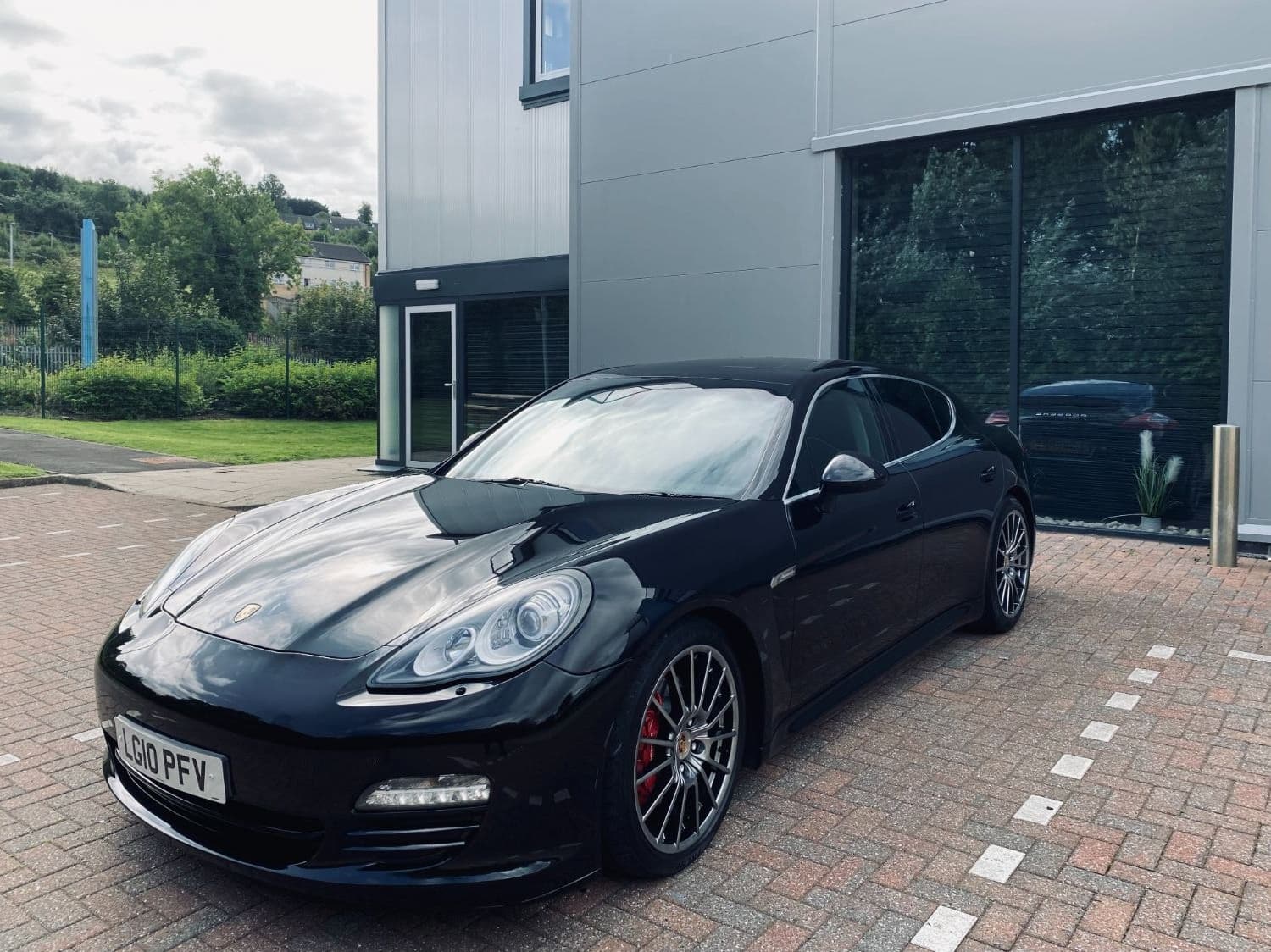 Porsche Panamera - image 1 of 57