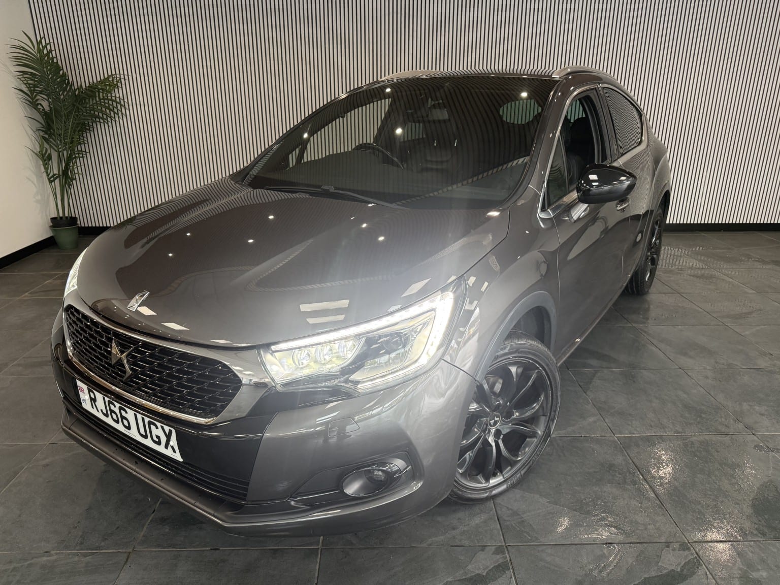 DS Automobiles DS 4 Crossback - image 1 of 23