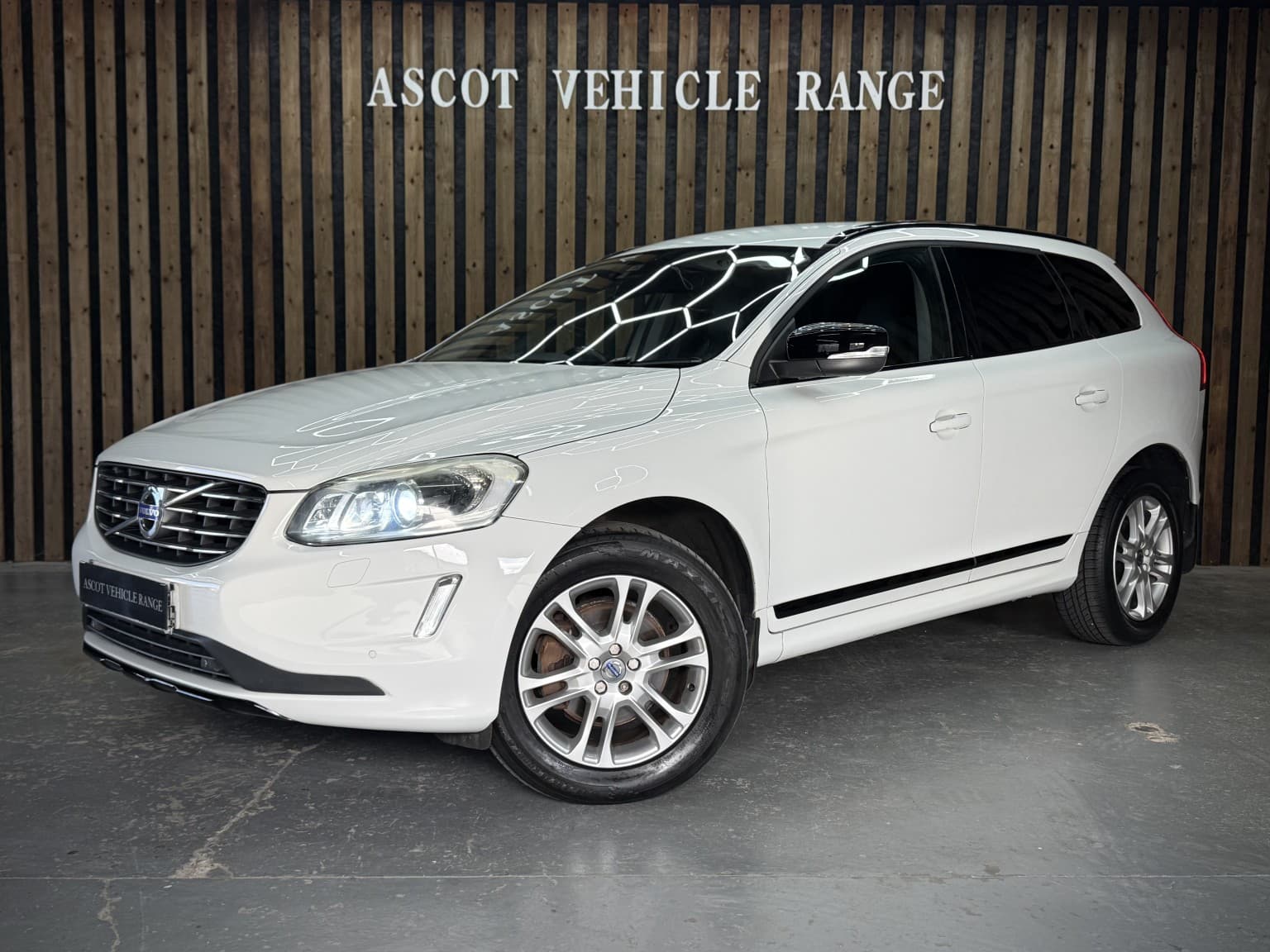 Volvo XC60 - image 1 of 55