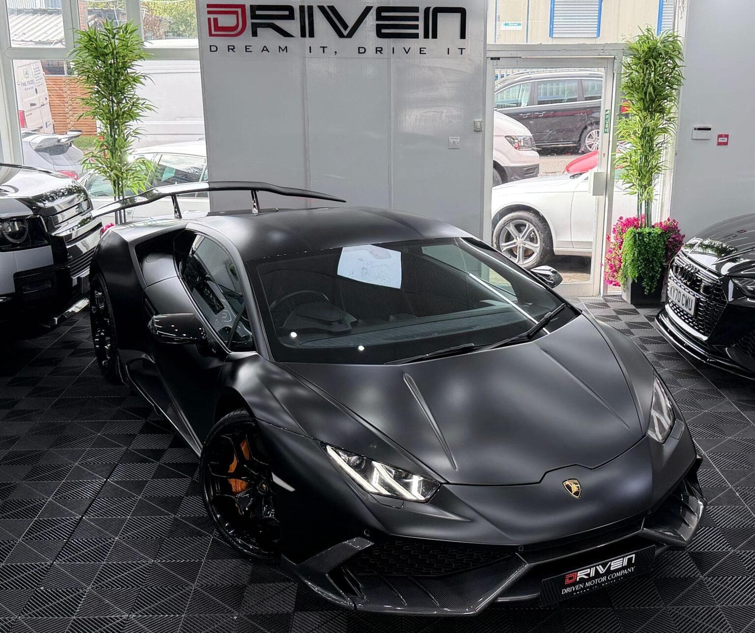 Lamborghini Huracan - image 1 of 6