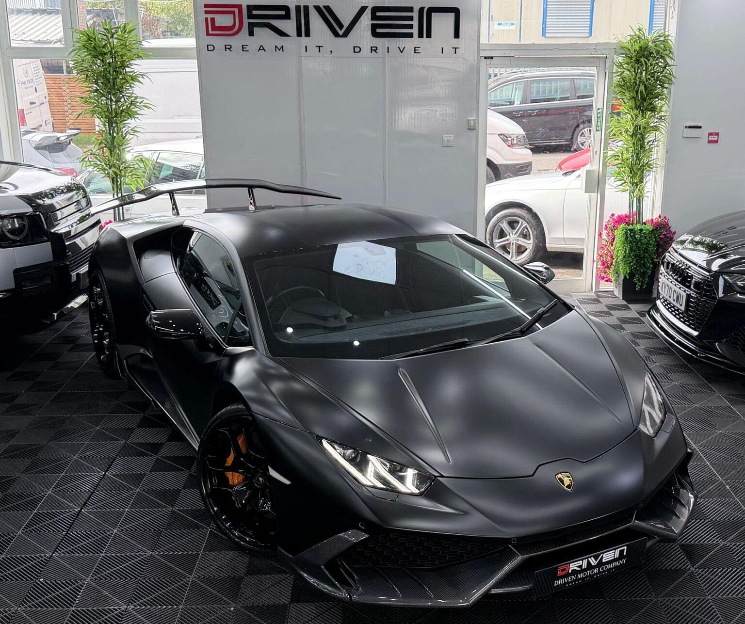 Lamborghini Huracan - image 1 of 58