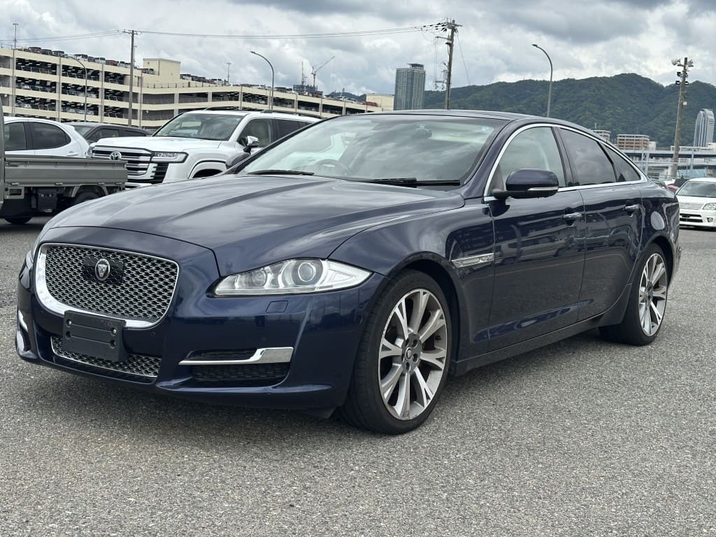 Jaguar XJ - image 1 of 21