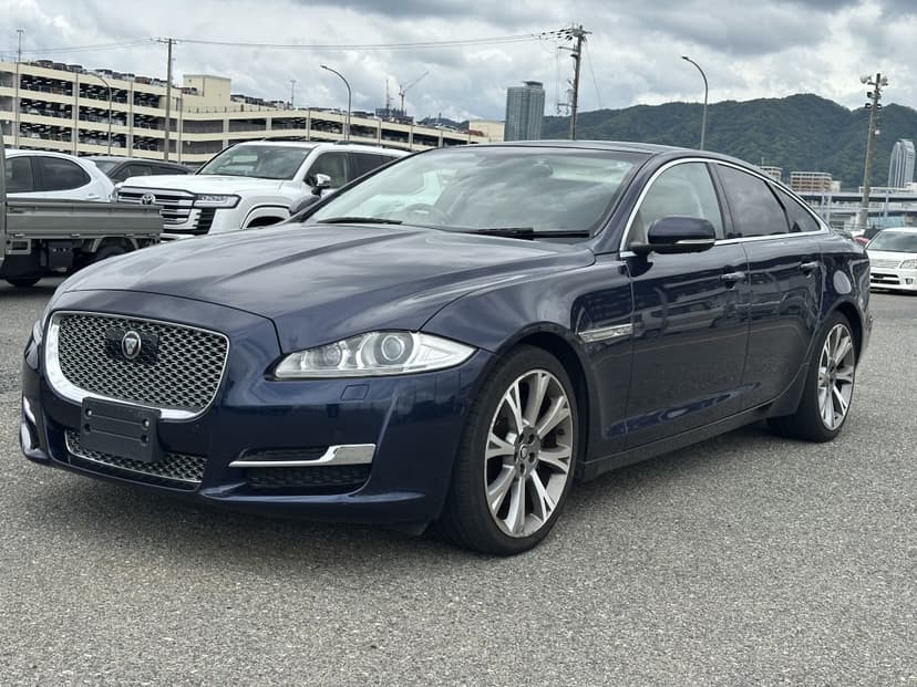 2017 JAGUAR XJ