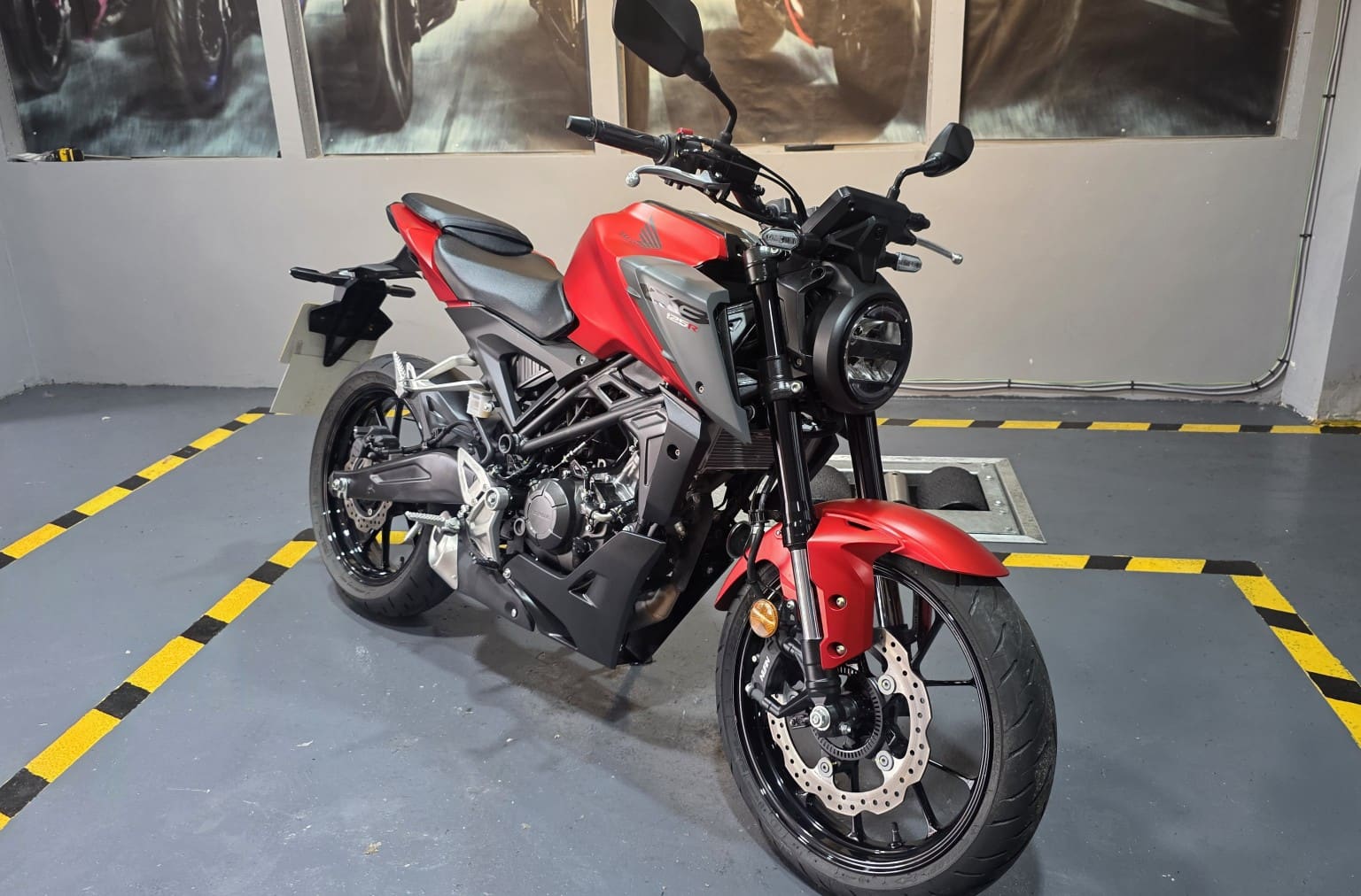 Honda CB125R - image 1 of 29