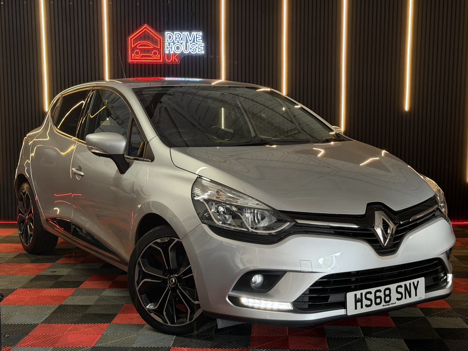 Renault Clio - image 1 of 24