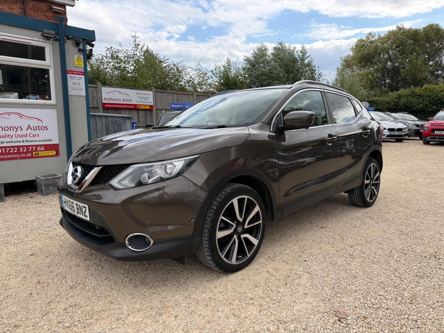 Nissan Qashqai - image 1 of 45