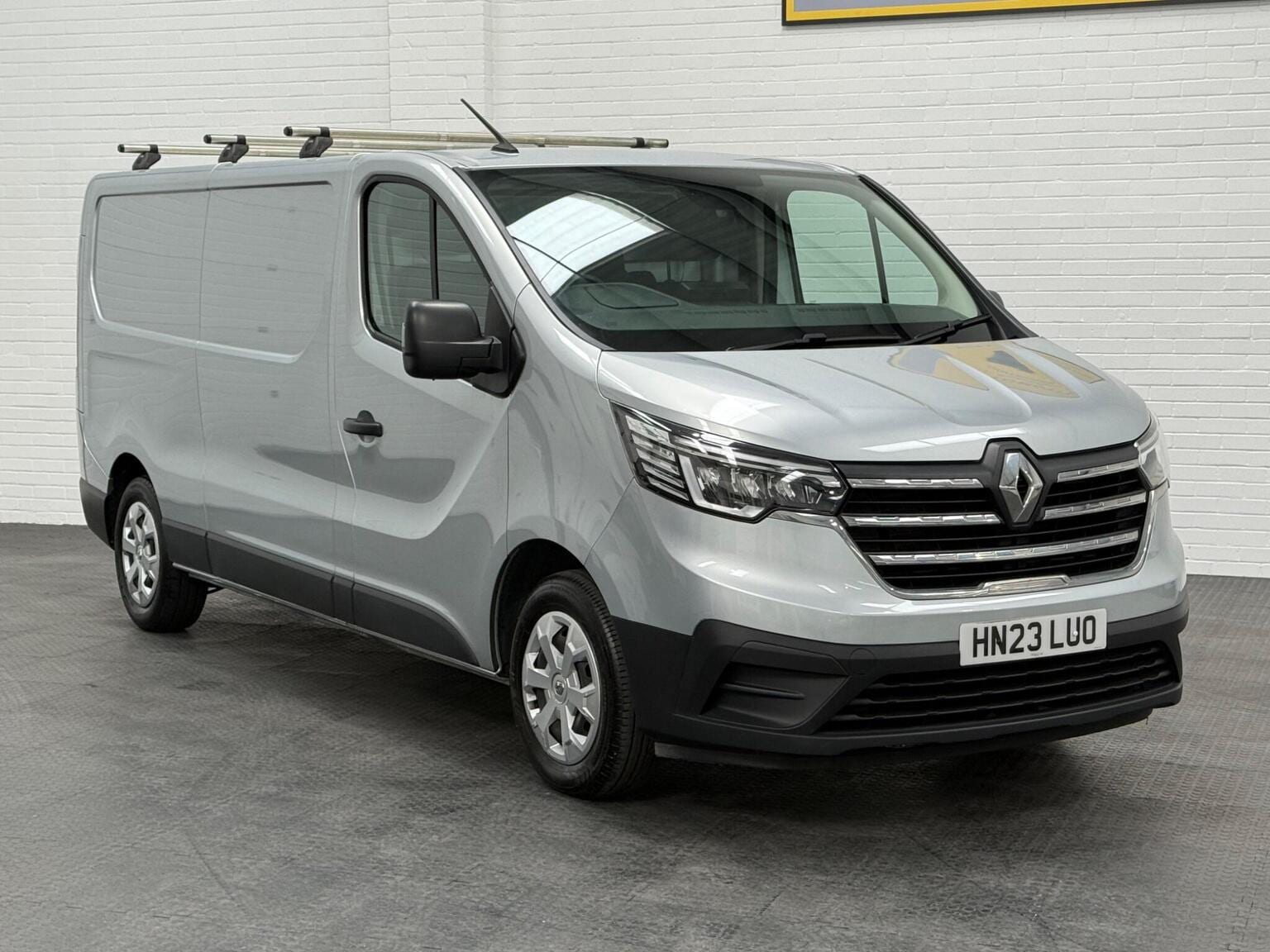 Renault Trafic - image 1 of 94
