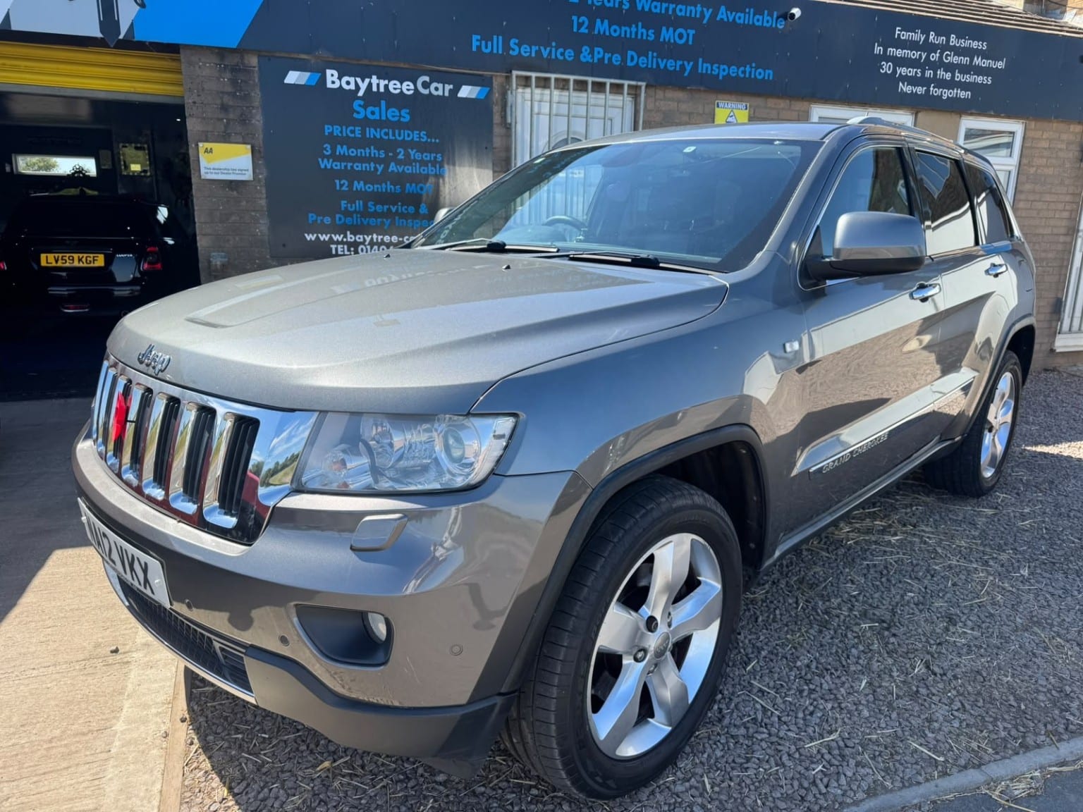 Jeep Grand Cherokee - image 1 of 17