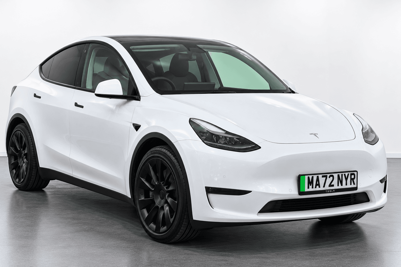 Tesla Model Y - image 1 of 32