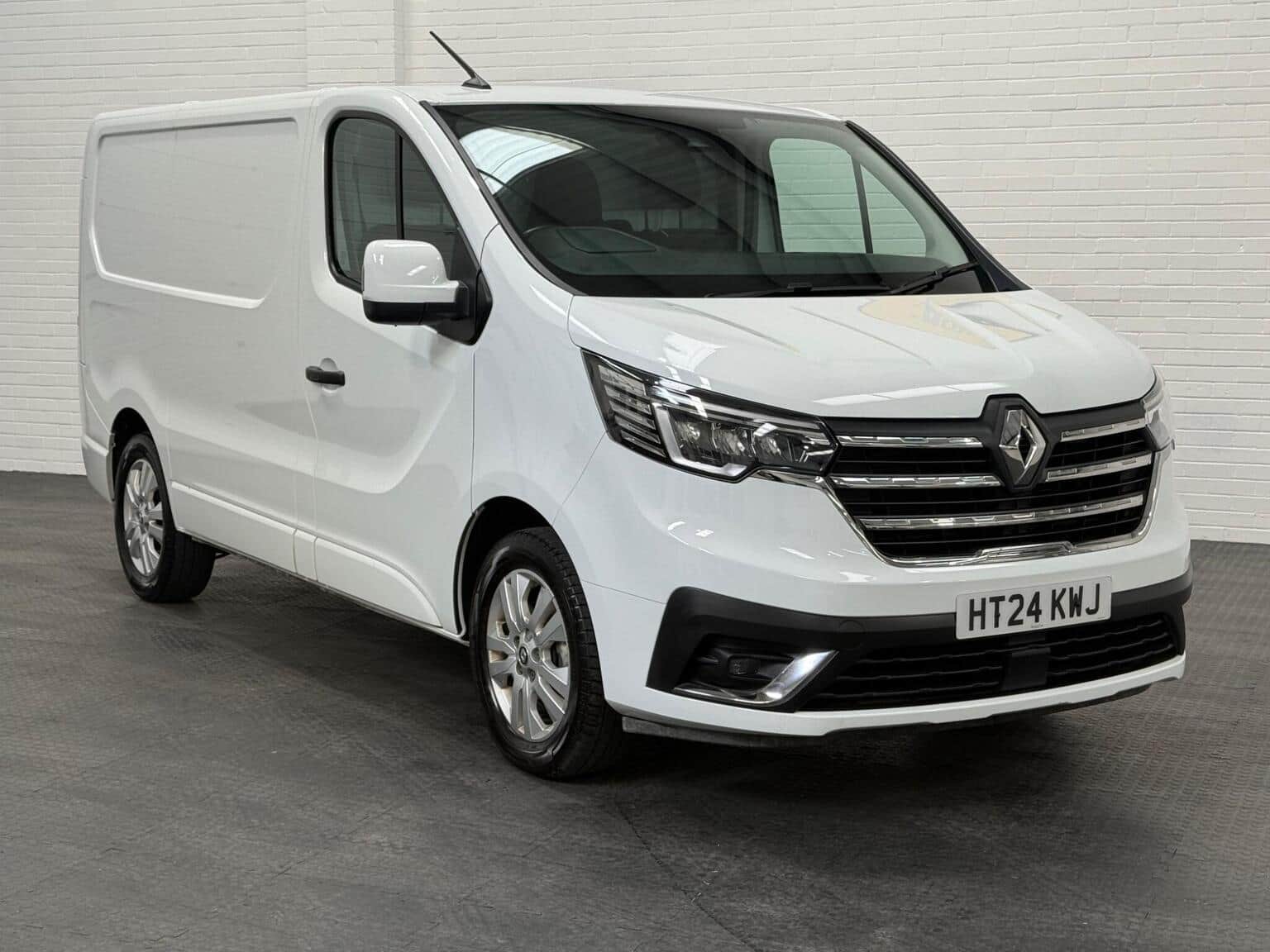 Renault Trafic - image 1 of 100