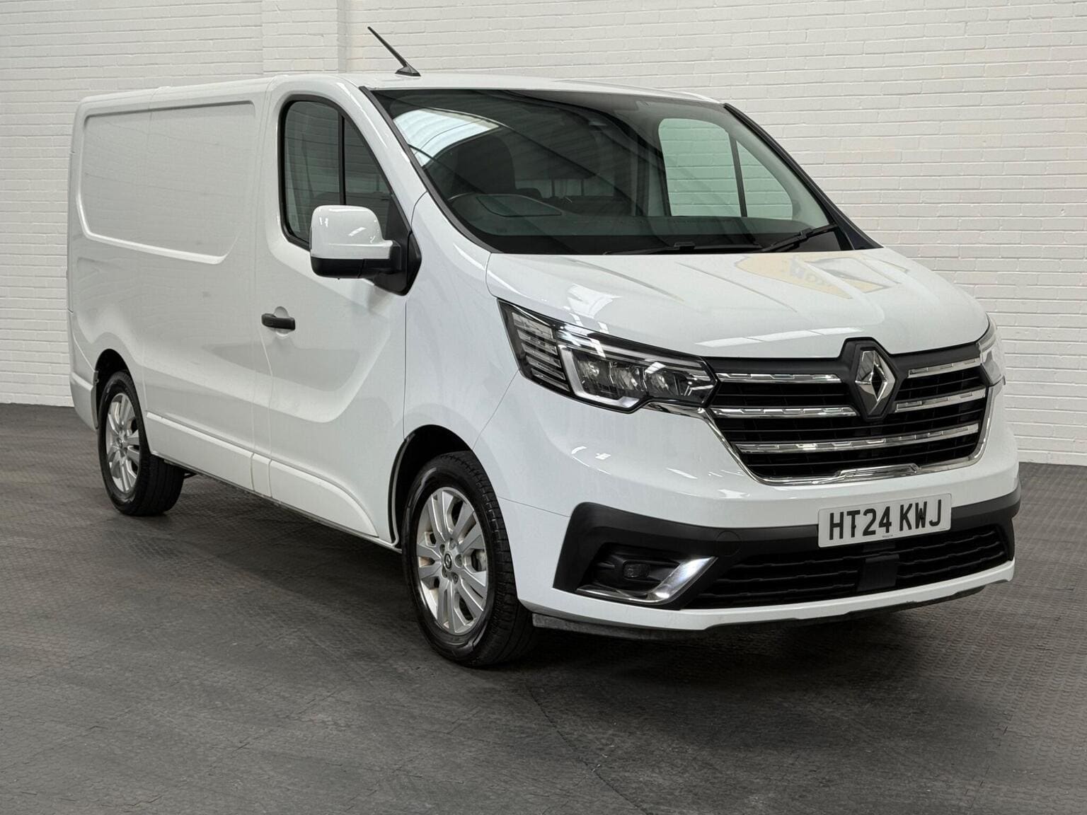 Renault Trafic - image 1 of 100