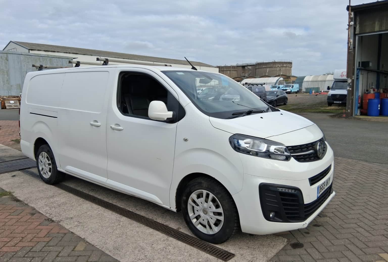 Vauxhall Vivaro - image 1 of 10