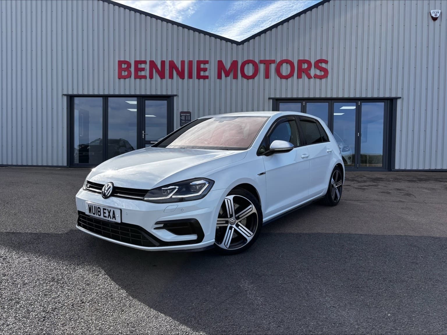 Volkswagen Golf - image 1 of 33