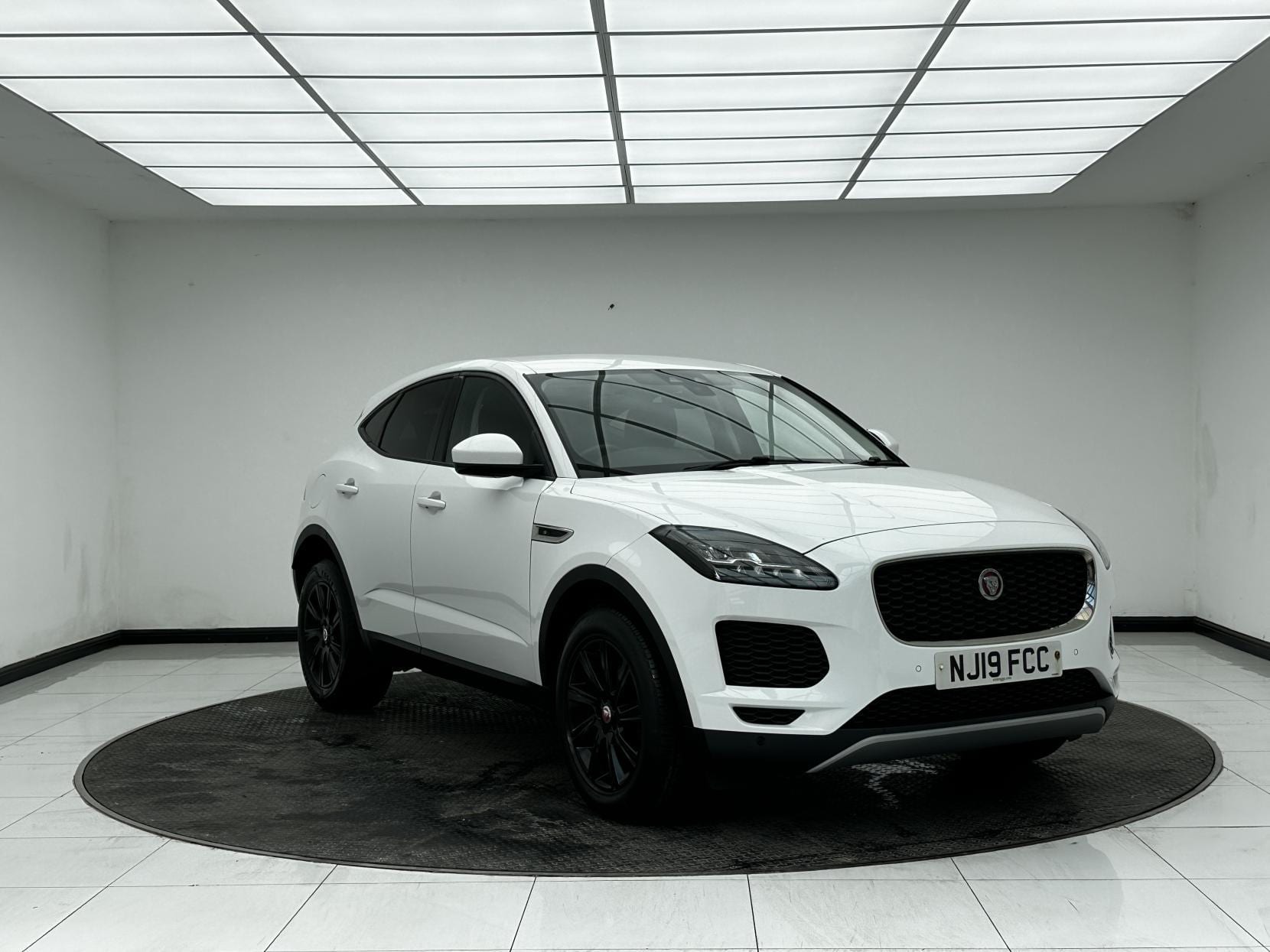 Jaguar E-Pace - image 1 of 54