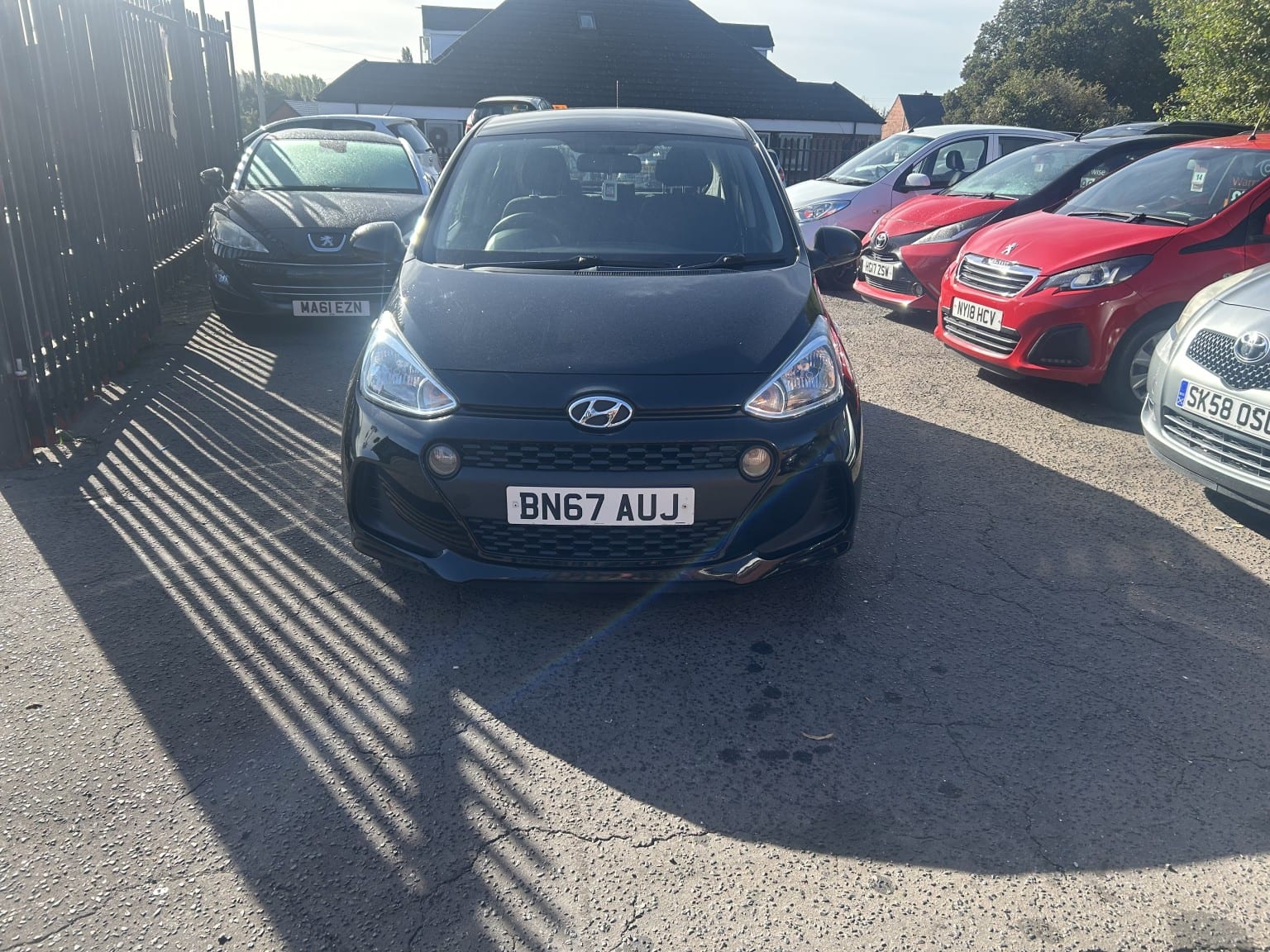 Hyundai i10 - image 1 of 50