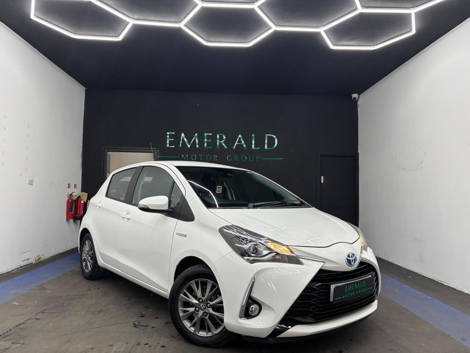 Toyota Yaris - image 1 of 63