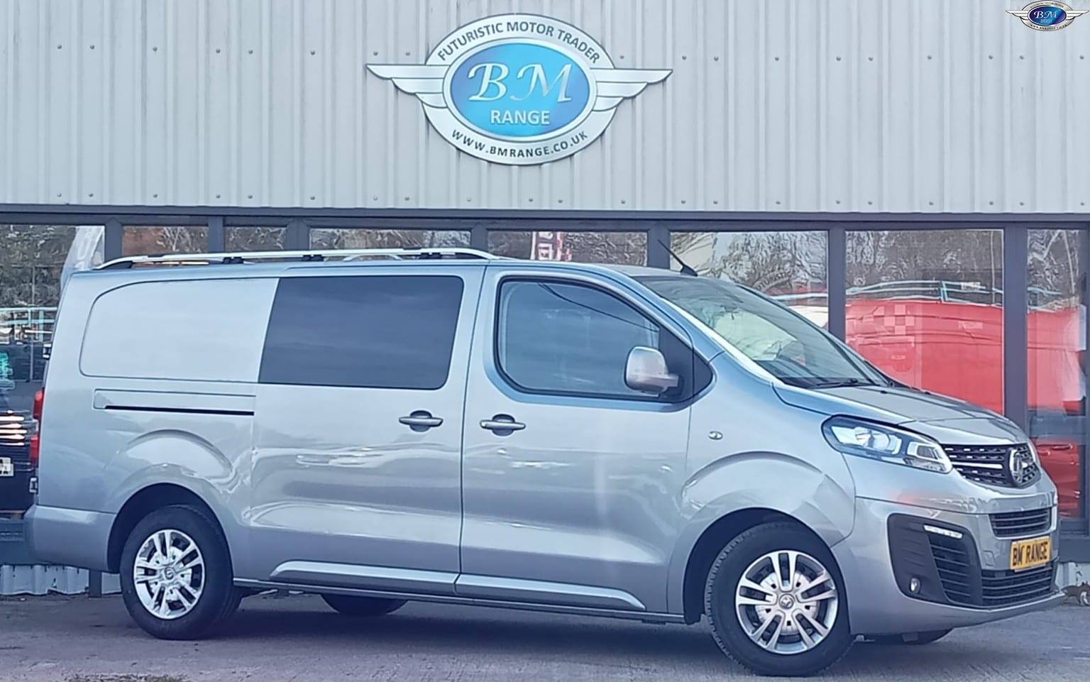 Vauxhall Vivaro - image 1 of 22