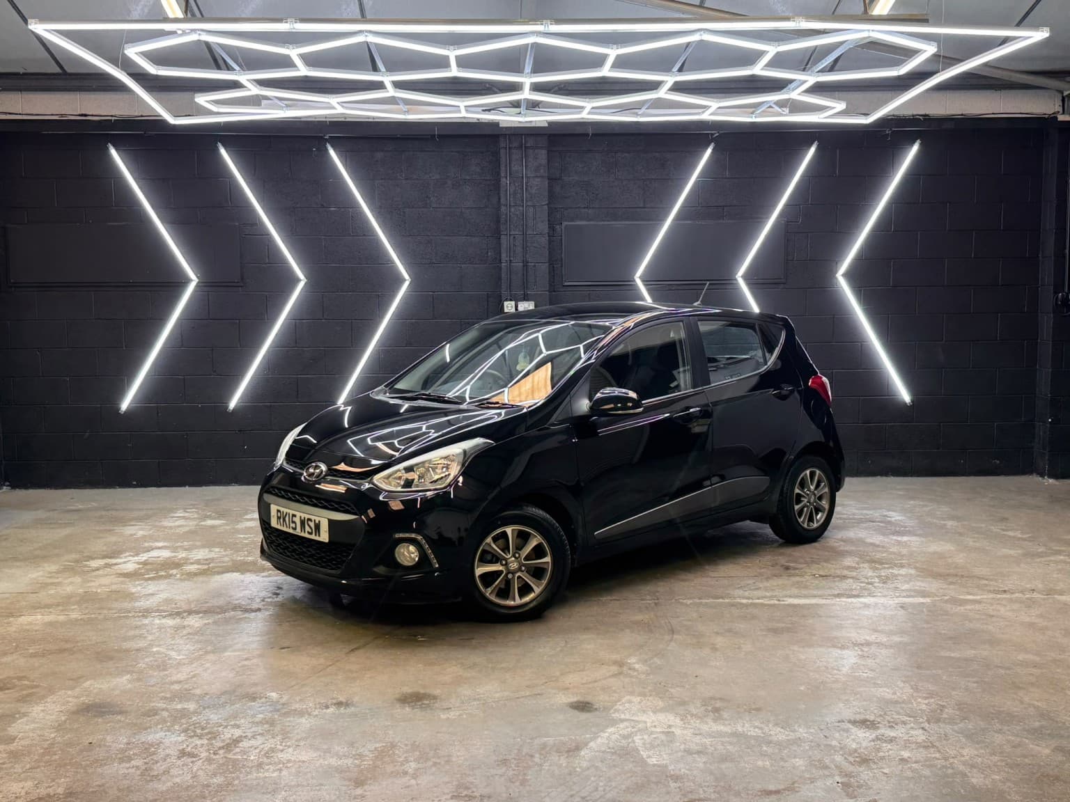 Hyundai i10 - image 1 of 48