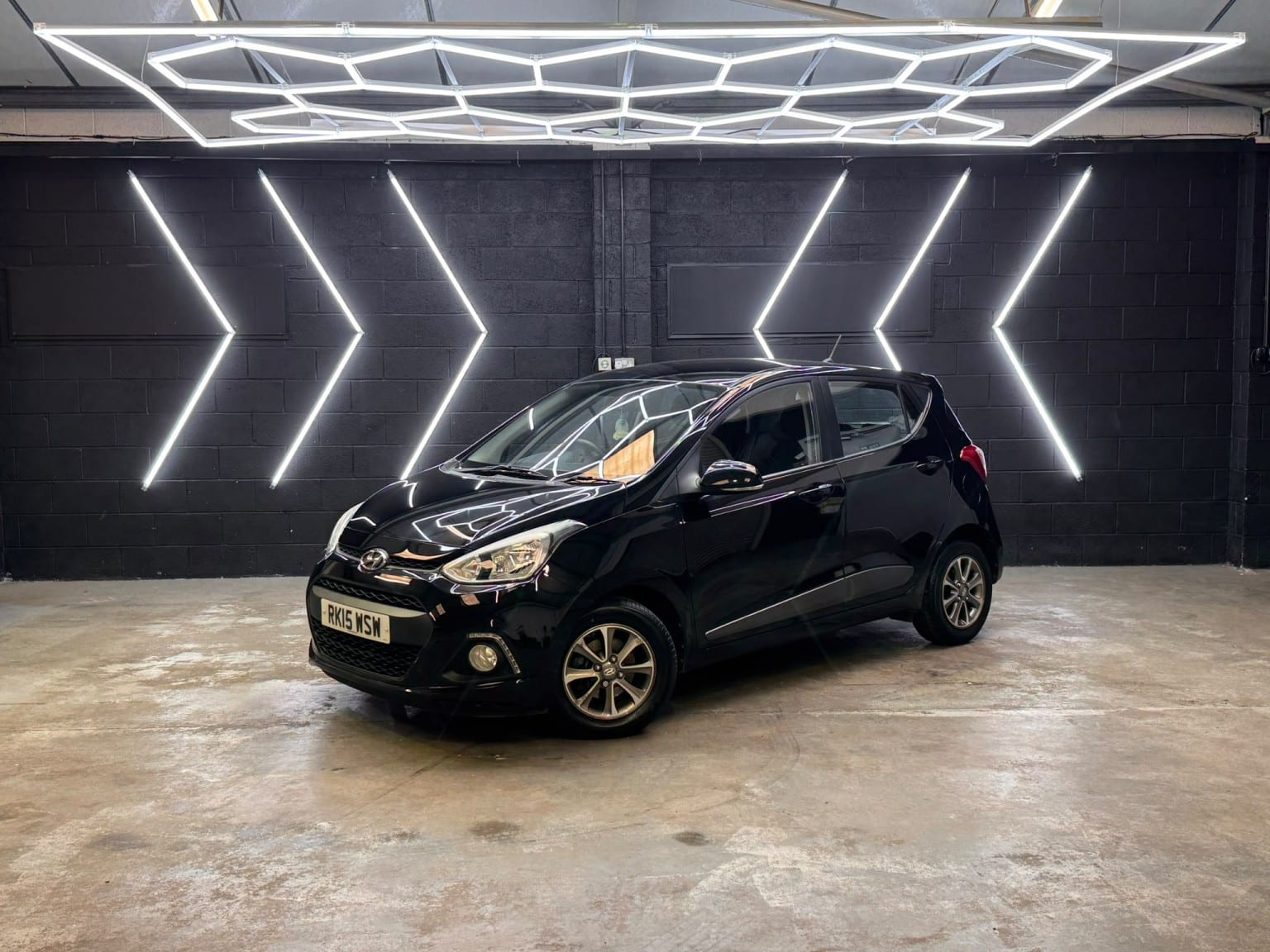 Hyundai i10 - image 1 of 48