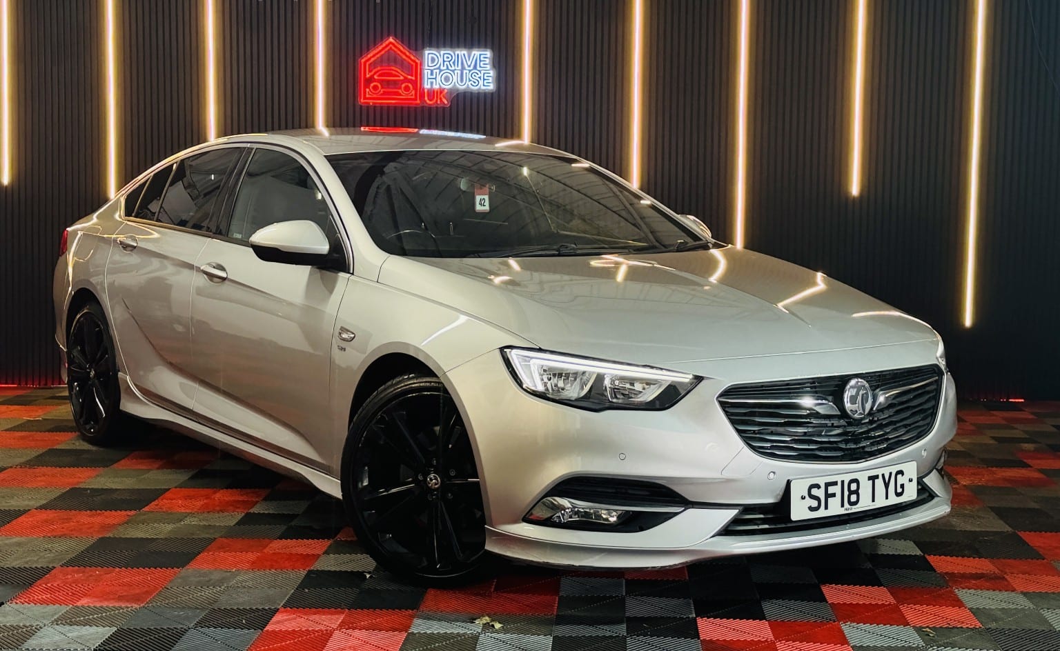 2018 Vauxhall Insignia 2.0 Turbo D BlueInjection SRi VX Line in silver — photo 1 of 21