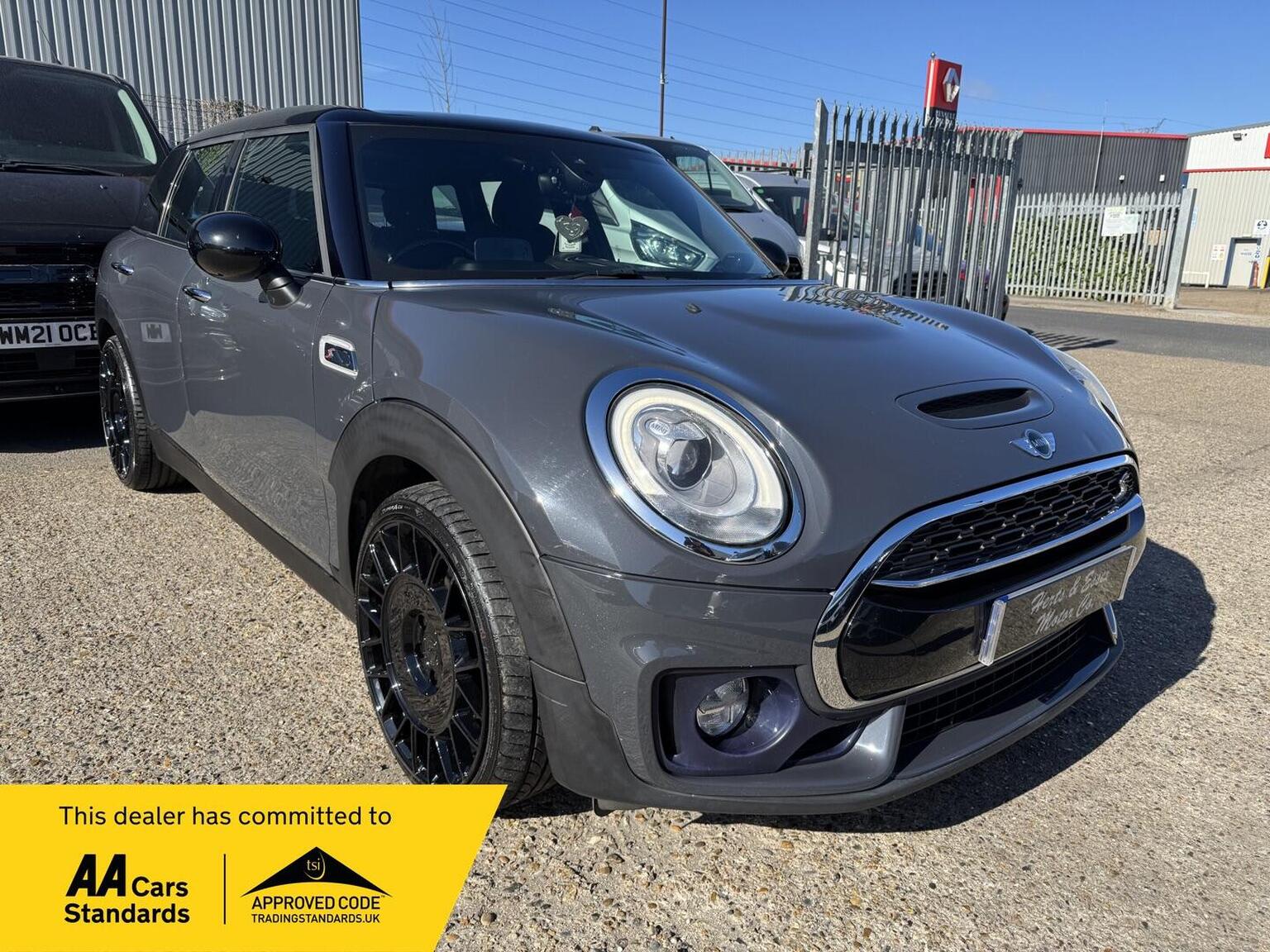 MINI Clubman - image 1 of 58